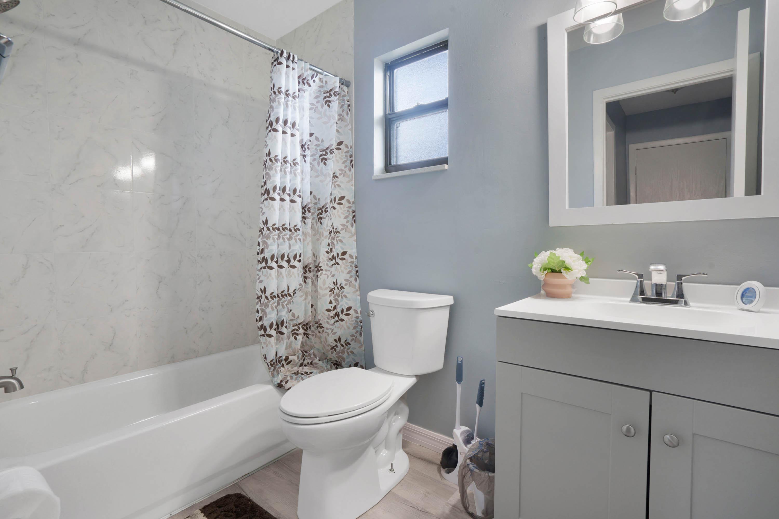 Room for Rent - Newly-renovated & cozy Orlando House with Backyard