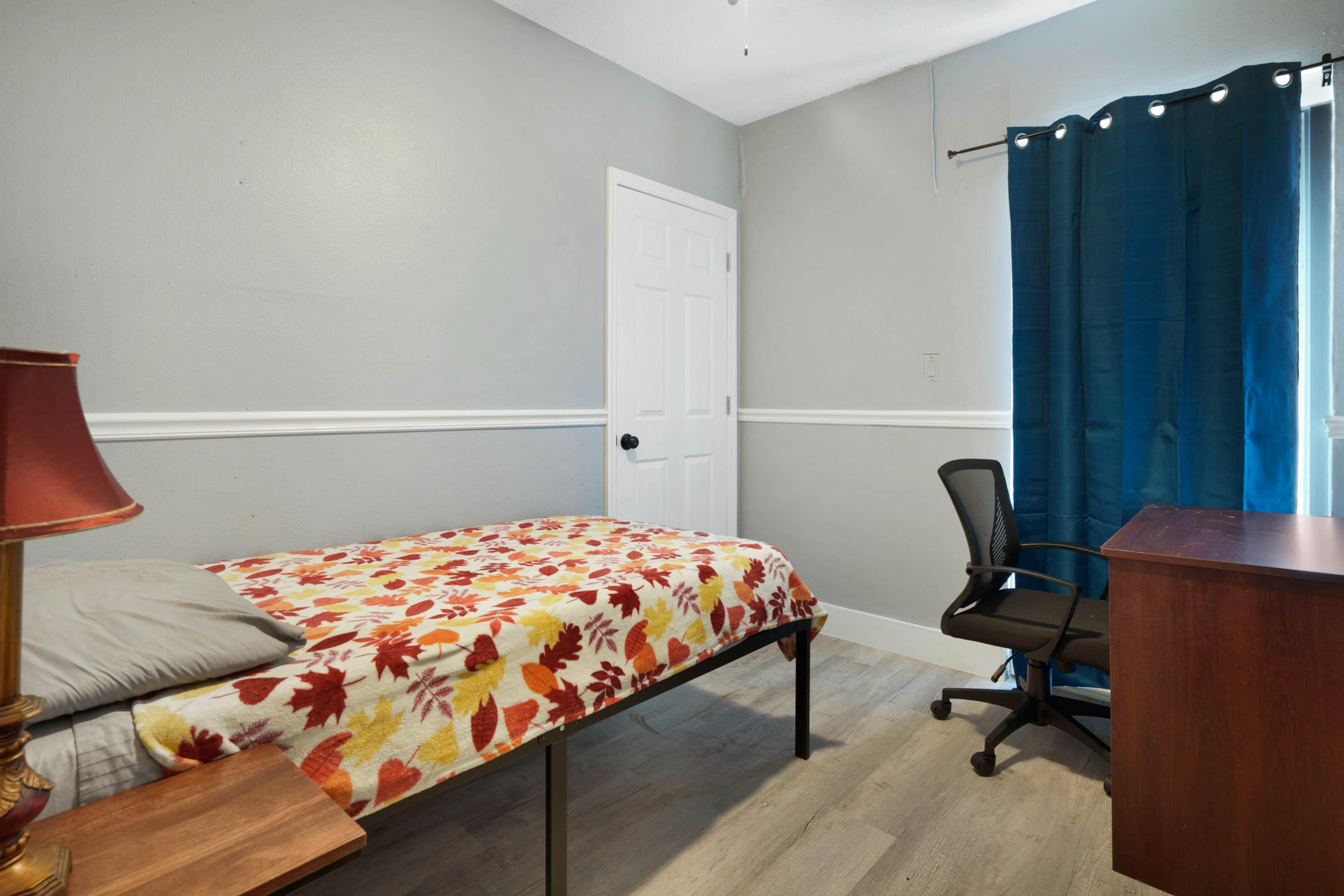 Room for Rent - Newly-renovated & cozy Orlando House with Backyard