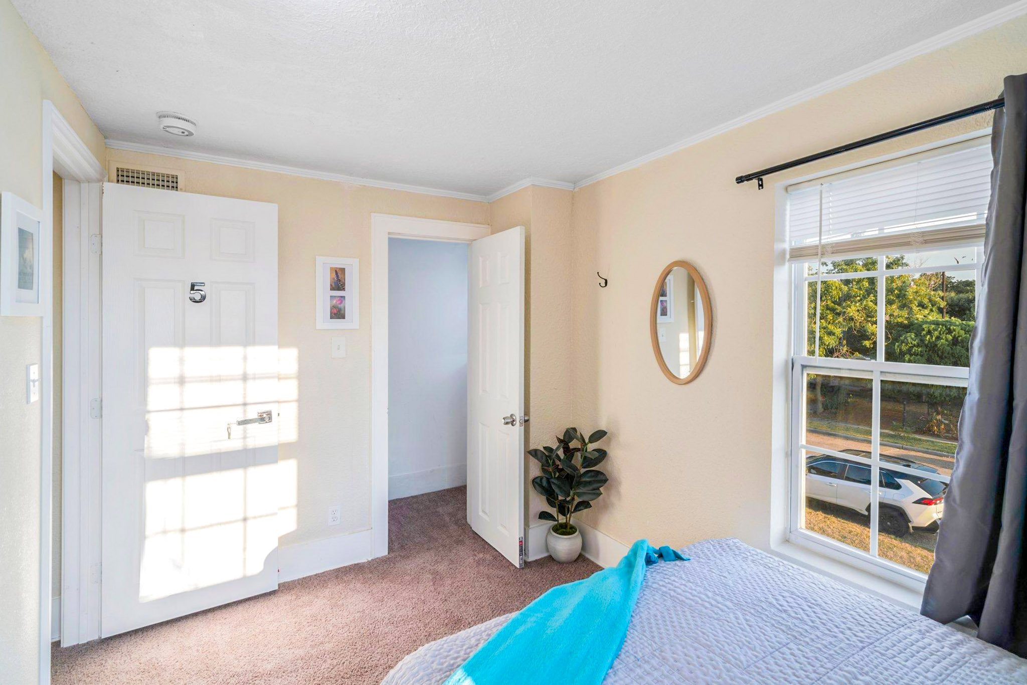 Room for Rent - Baytown Co‑Living Gem  | Smart TV & Desk, Private Lock, Yard, Laundry & Parking