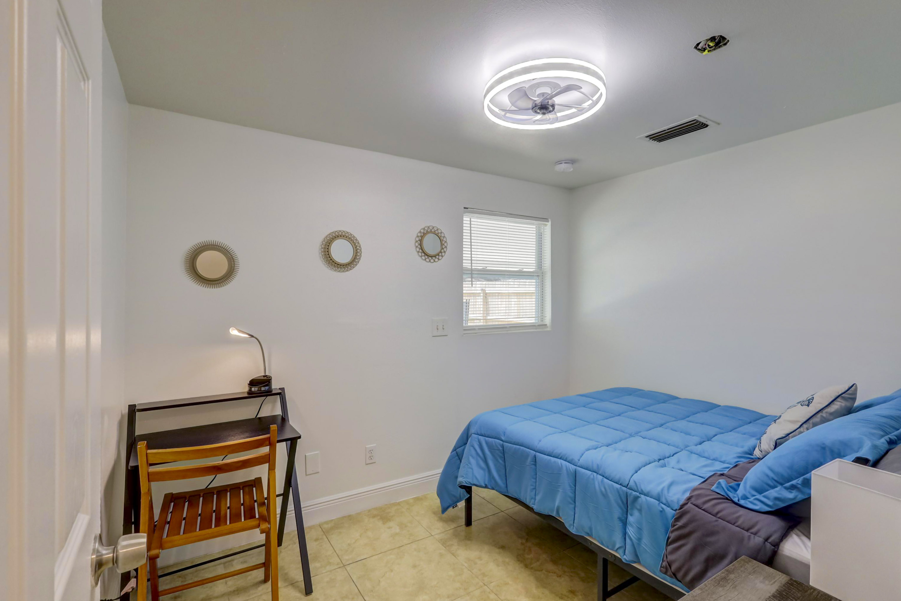 Room for Rent - Tampa  Home w/  Pool &  Spacious Patio to Relax after Work! Close to downtown Tampa (by I-4/I-75)! Rooms upg. w/ workspace & more ! Walking distance to Beautiful Park