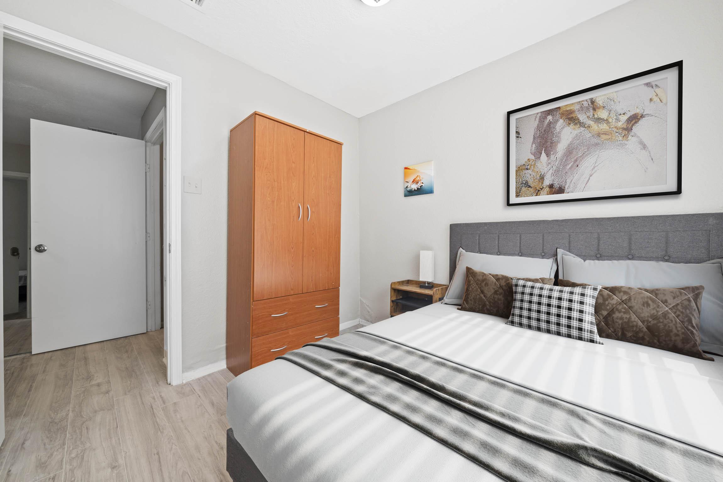 Room for Rent - Spacious & Cozy Houston Home | Fully Furnished, Secure, and Convenient | Free Wi-Fi , Monthly Cleanings , and Bus Stops Within Walking Distance