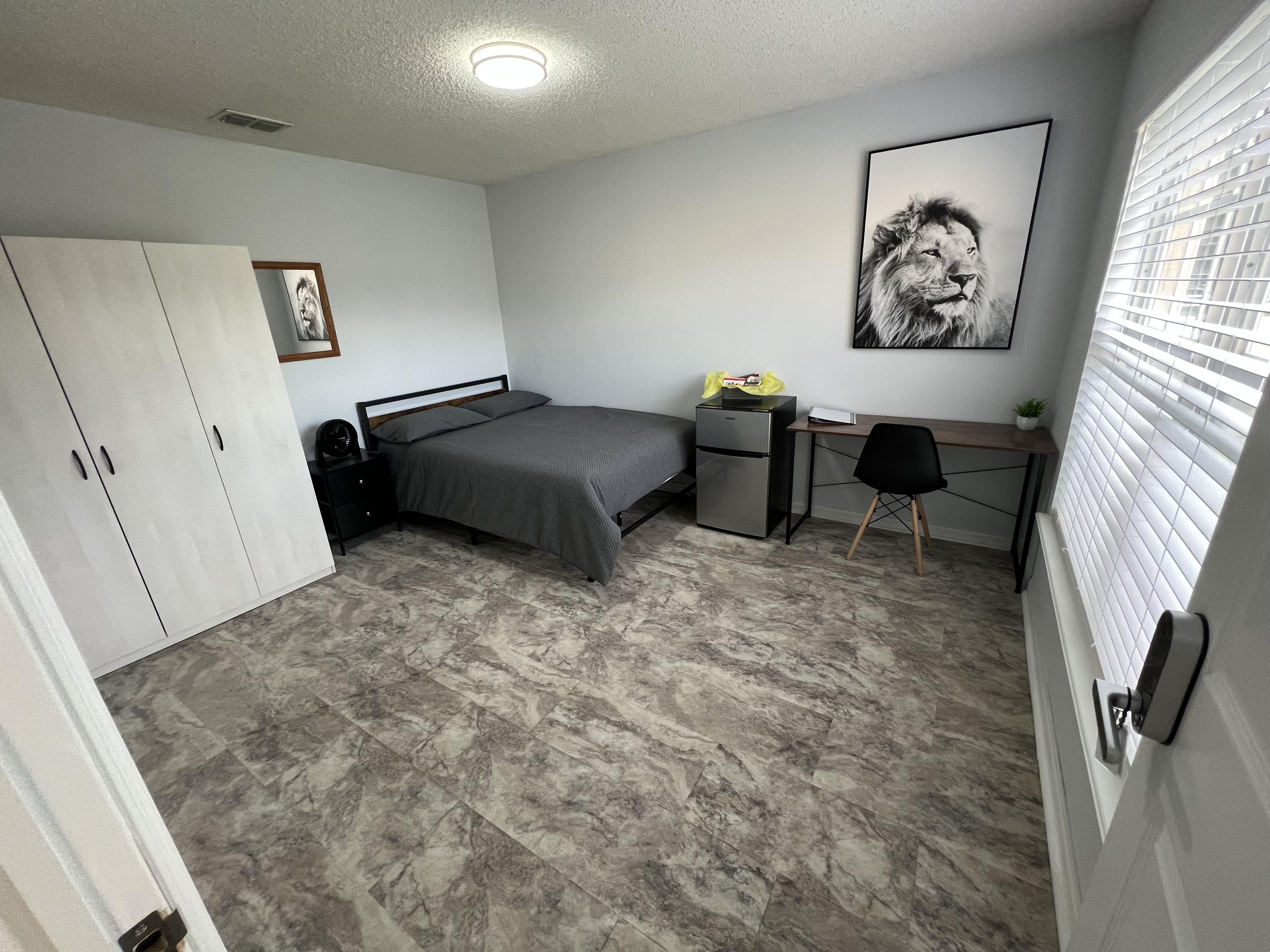 Room for Rent - Spacious & Modern Davenport House with Garage