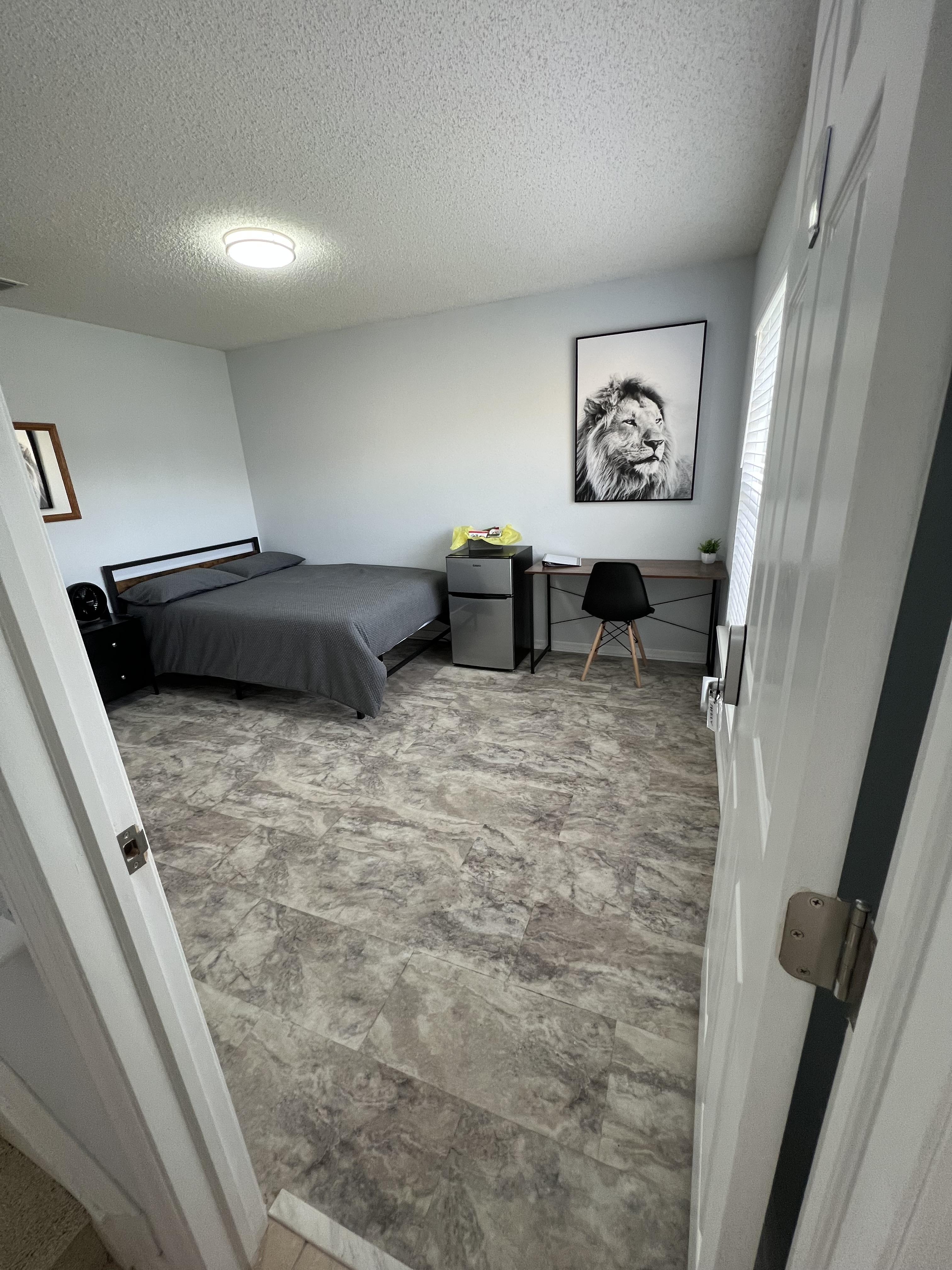 Room for Rent - Spacious & Modern Davenport House with Garage