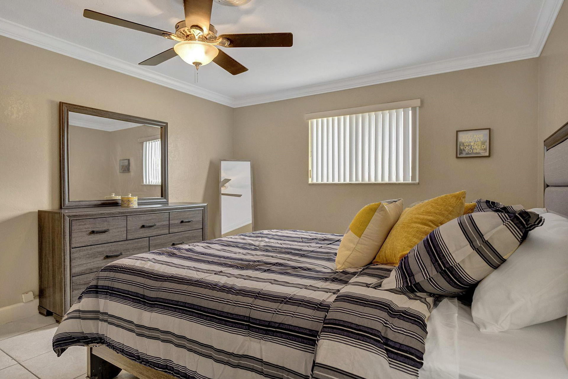 Room for Rent - Oakland Park Duplex with Backyard