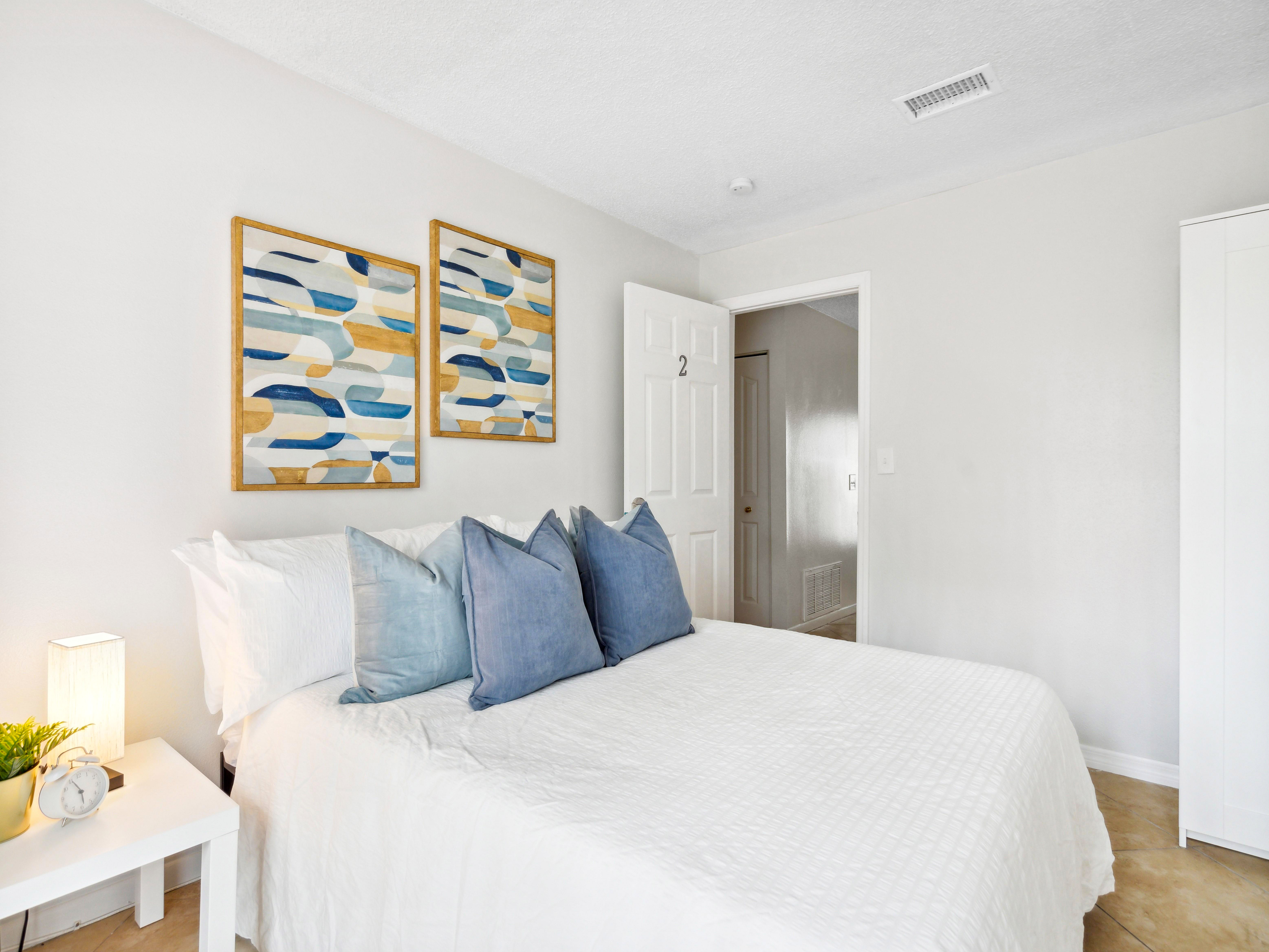 Room for Rent - Easy Access to Highway & "ZERO DOLLAR" MOVE IN FEE!!