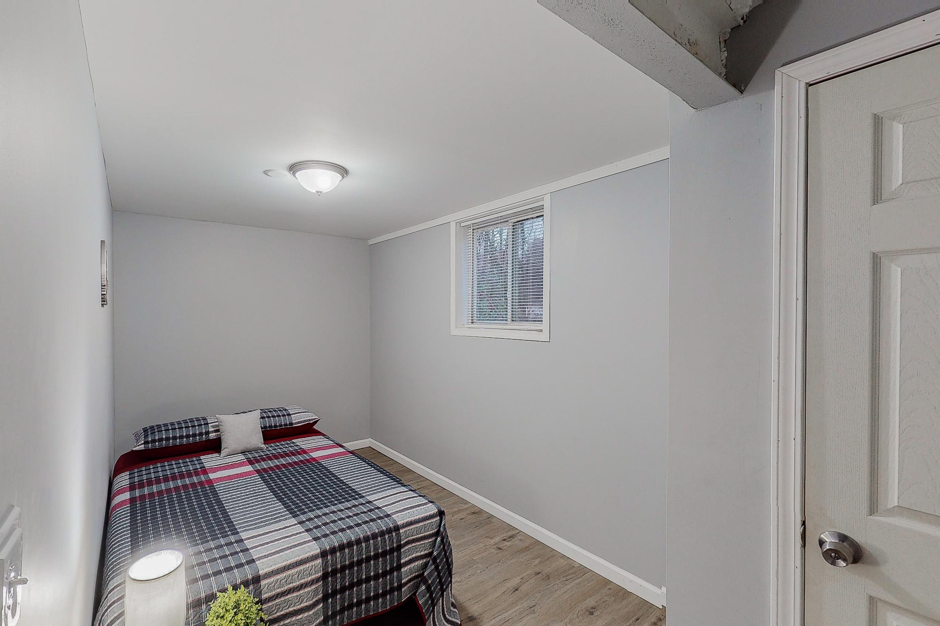 Room for Rent - Experience all the Benefits and Value of CoLiving in our Renovated Forest Park Home  Top‑Rated Host •   Private | Safe & Secure Fully Furnished Rooms •  1 Gbps High Speed Wi‑Fi •  Near Public Transit •   Clean Riverdale Retreat