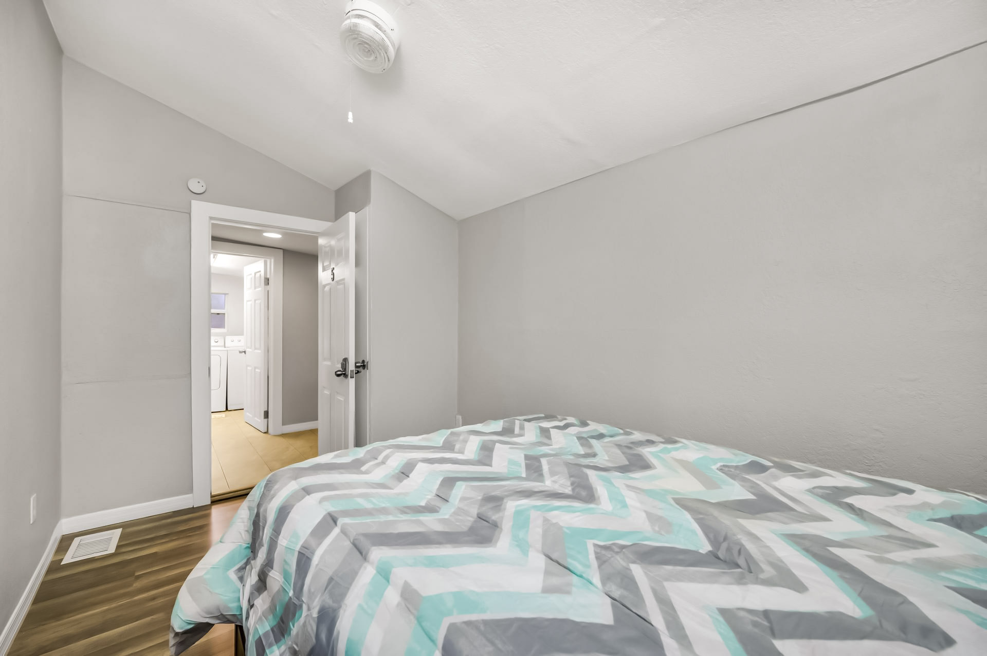 Room for Rent - Cozy & Modern Seminole House with a Spacious Enclosed Backyard