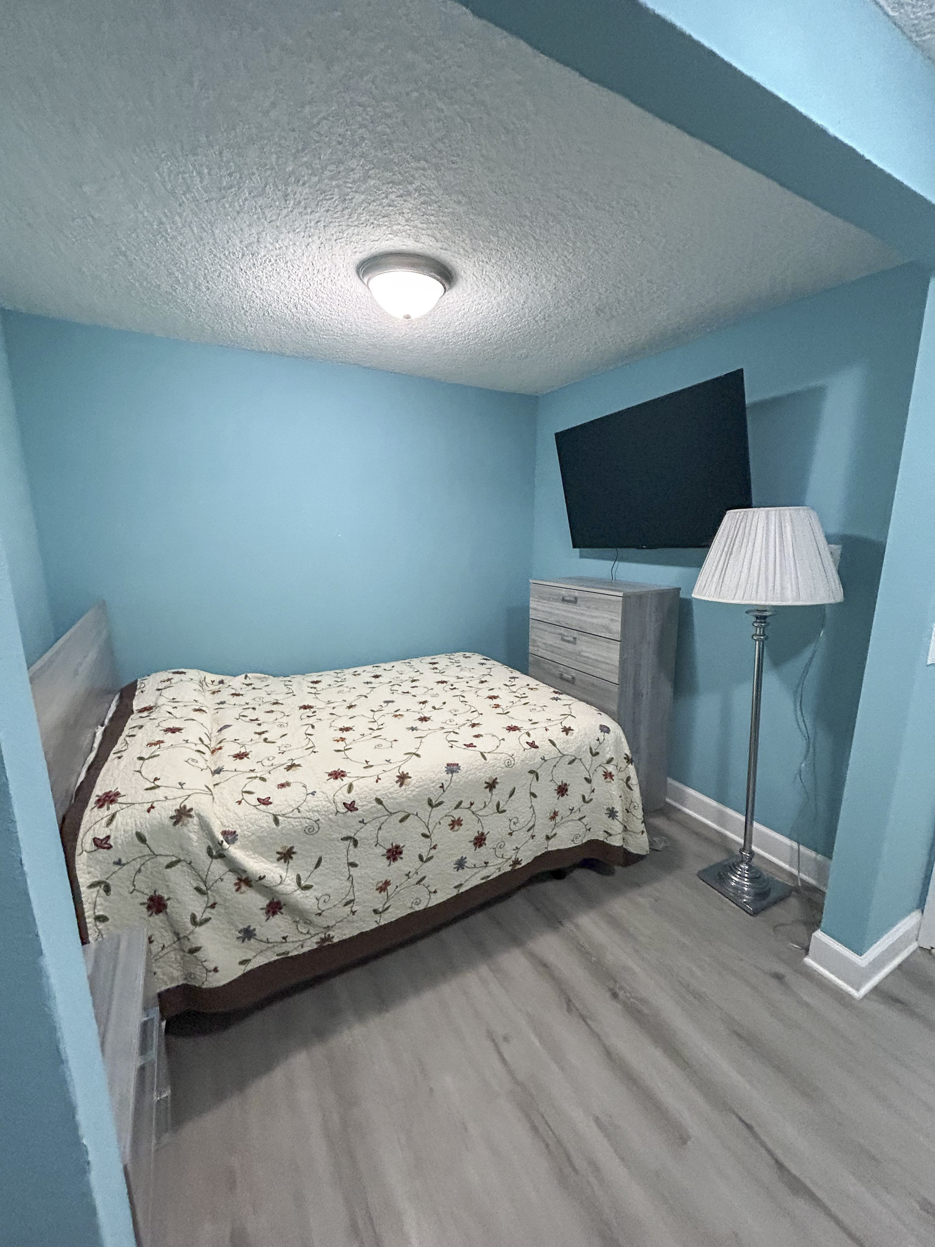Room for Rent - SUPERHOST   
Newly renovated  home decorated with modern decor. New kitchen includes cookware, dishes, utensils pots and pans. This includes FREE washer and dryer. Welcome to your new home. Roku TV in every room, with the best wifi around.