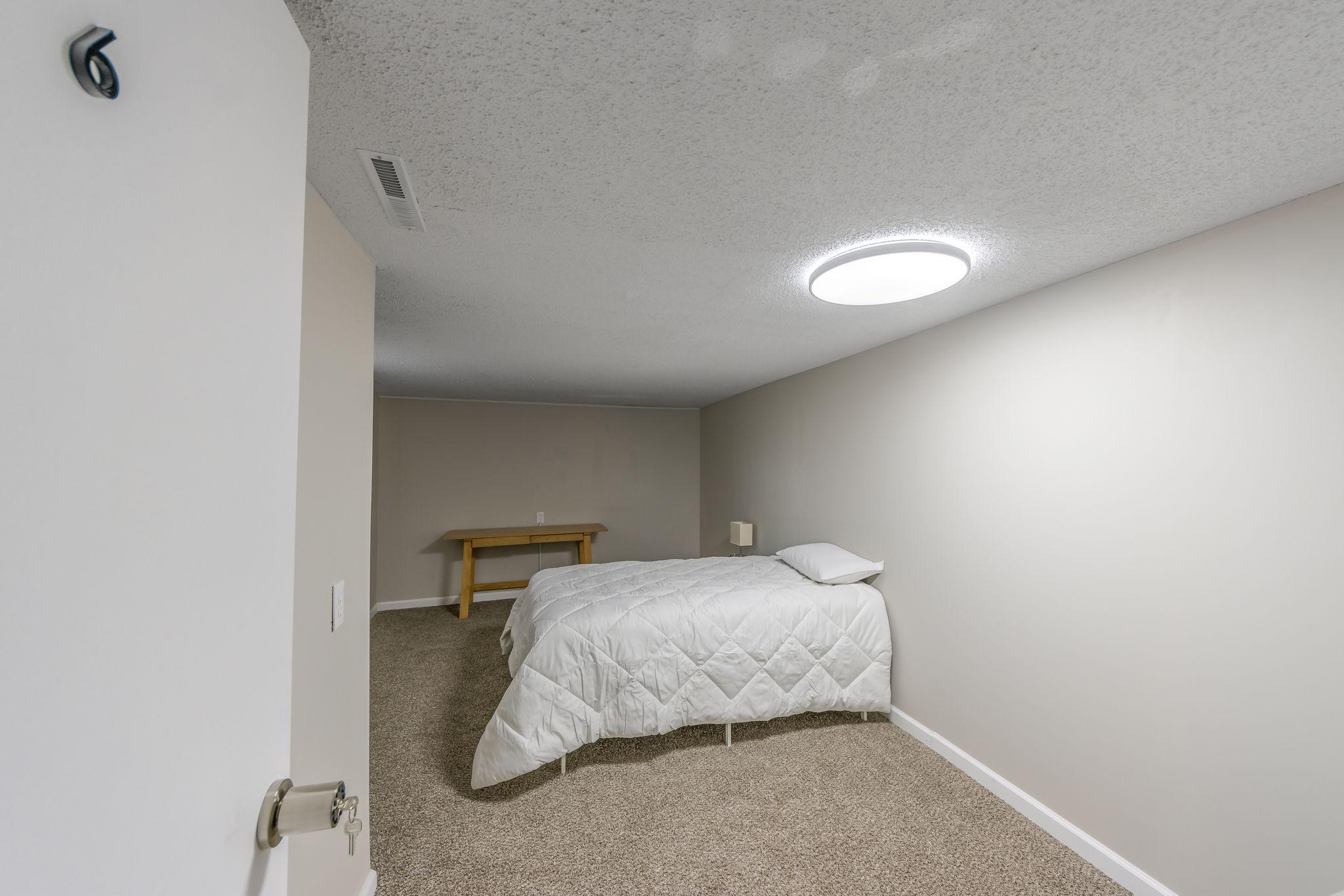 Room for Rent - Charming Remodeled Home Near Blue Ridge & 39th St. 15 min from Arrowhead Stadium & Kauffman Stadium , Nearby employers . Enjoy convenient access to shopping centers & bus routes.