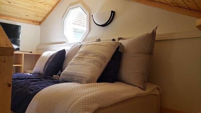 Room for Rent - Private Indianapolis Tiny Home with kitchen, bathroom, and tvs. Cozy & comfortable