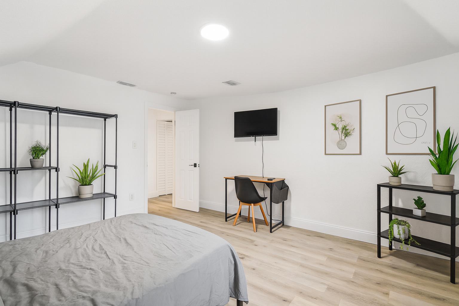 Room for Rent - Updated Large room  Smart Tv in Room less than 0.5mi to public transport Free In-unit Laundry