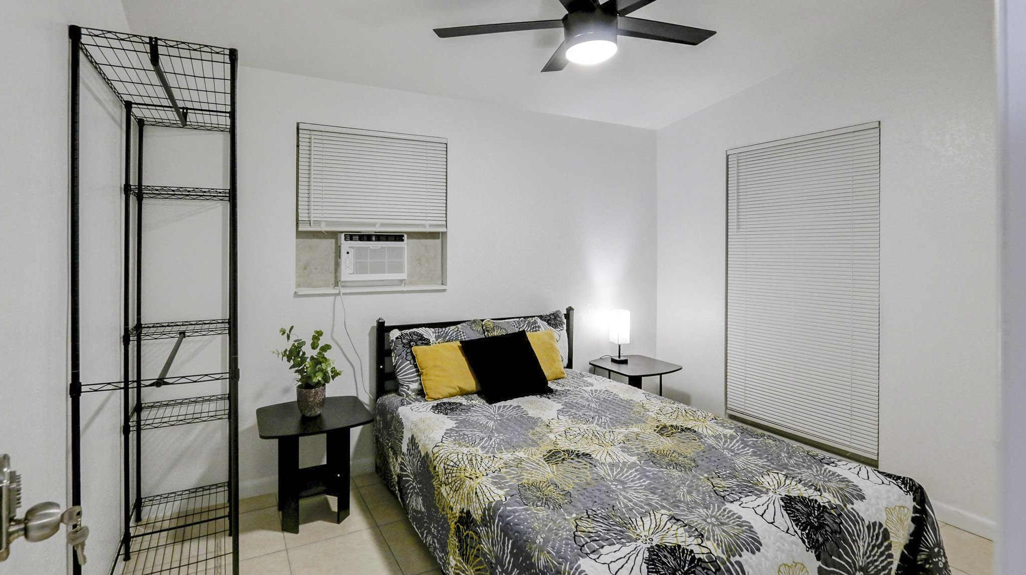 Room for Rent - Right by the Hard ROCK CASINO!! BUS STOP HALF BLOCK AWAY!!Tampa House with Dining area. Cozy & homey