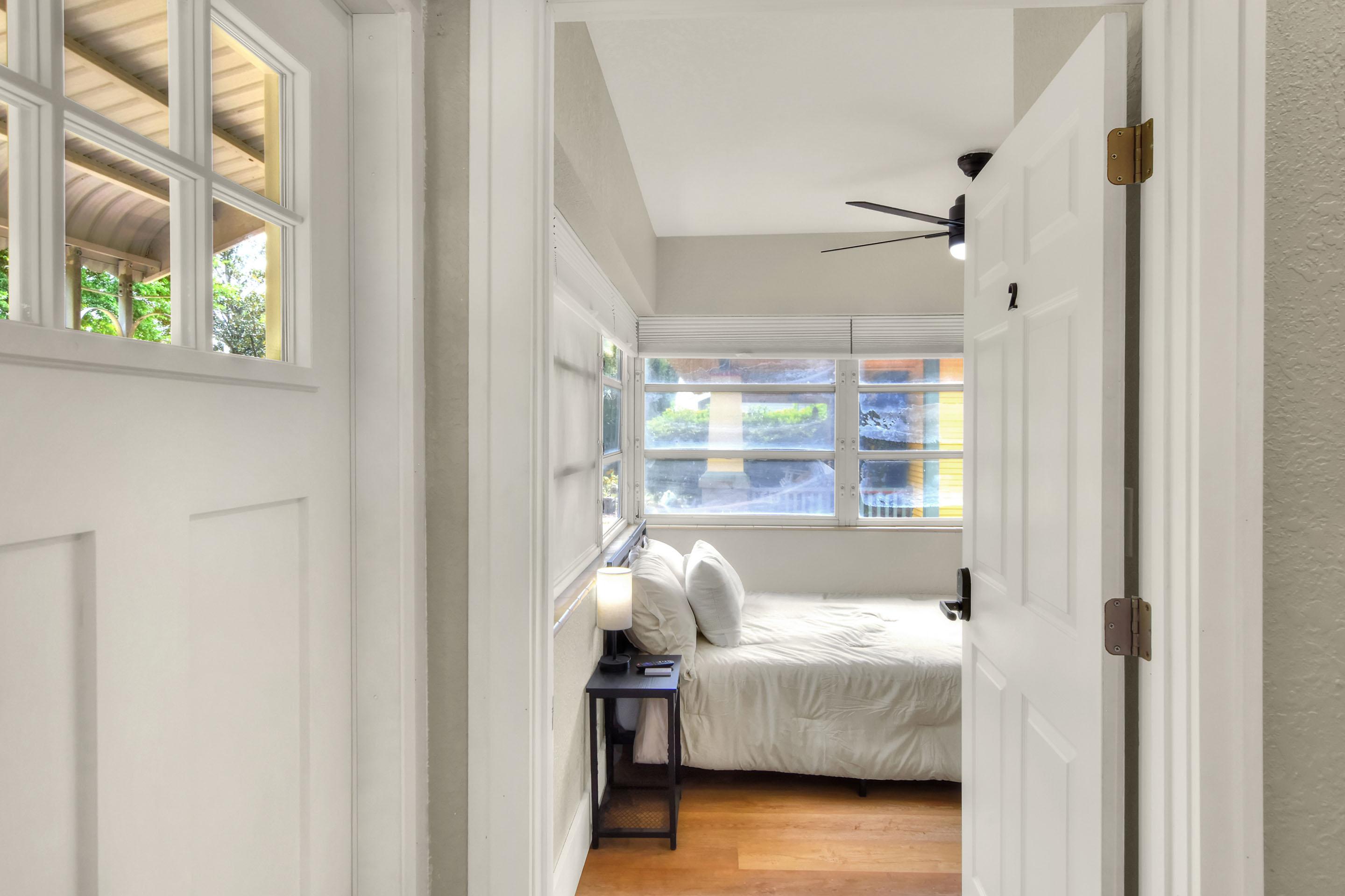 Room for Rent - Modern Renovated Lakeland Home with – Workspaces, Mini Fridges & TVs in Every Room   Monthly Professional cleaning of common areas