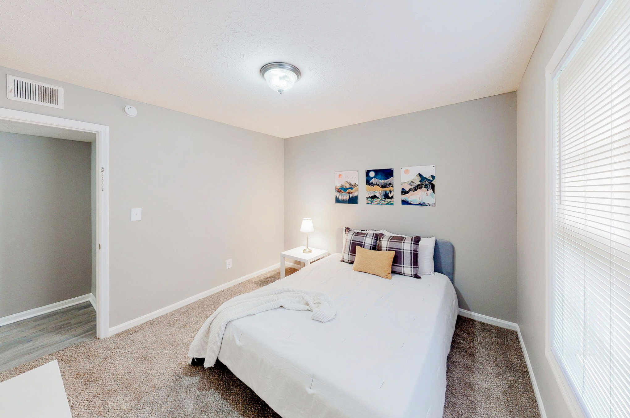 Room for Rent - Live in Atlanta off of I-85! Mins to Phipps Plaza + Buckhead! 13 minute walk to bus stop Shallowford Rd.