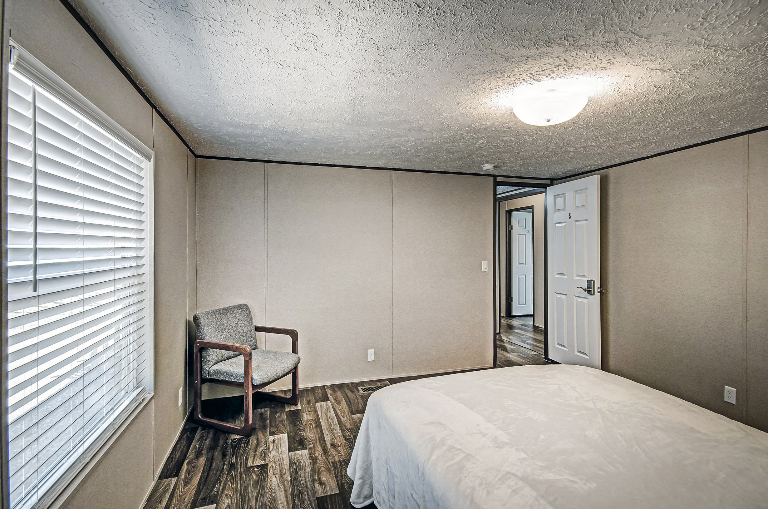 Room for Rent - Florence House with Work Space Area. Spacious & Comfortable!