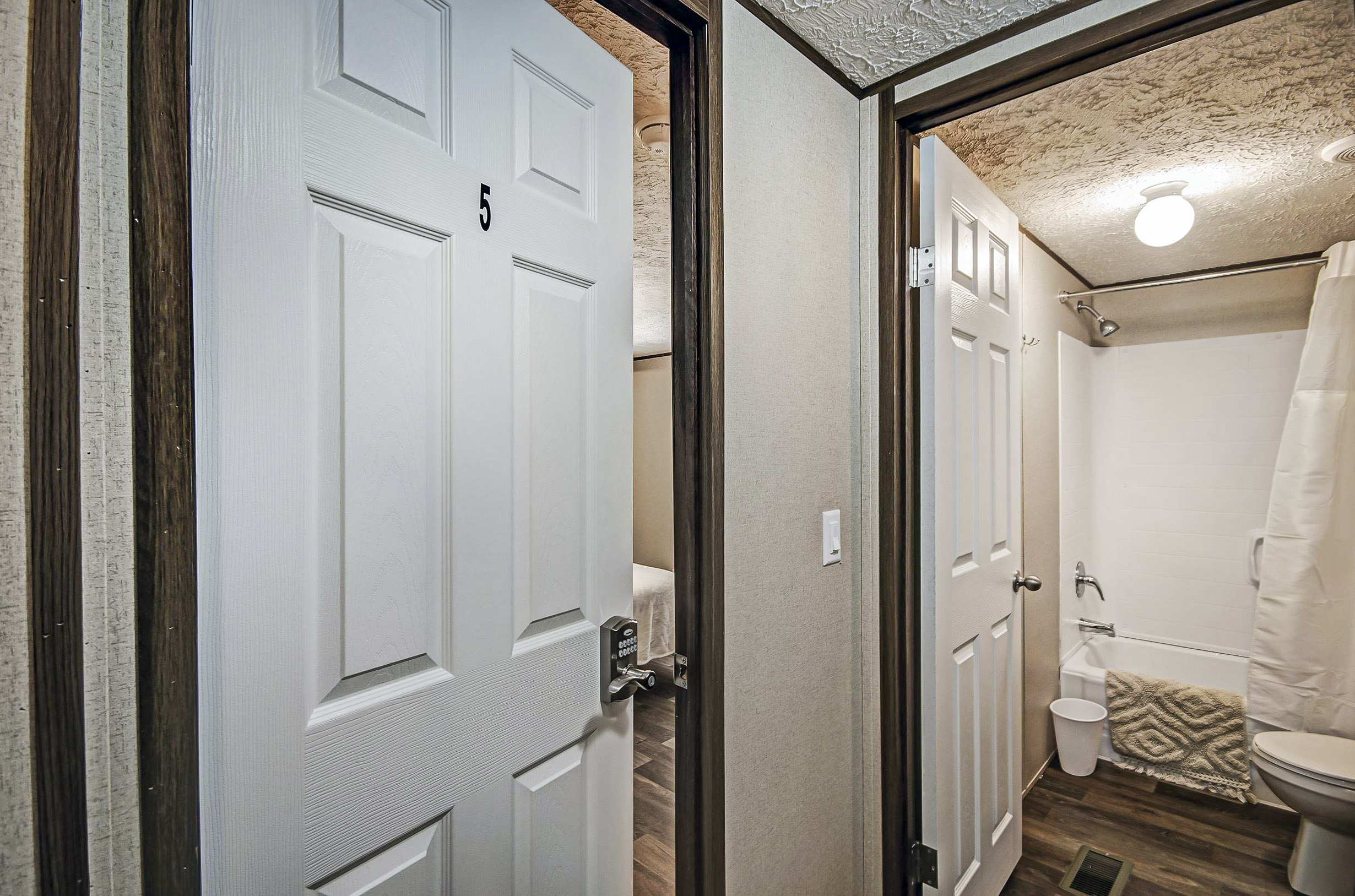 Room for Rent - Florence House with Work Space Area. Spacious & Comfortable!