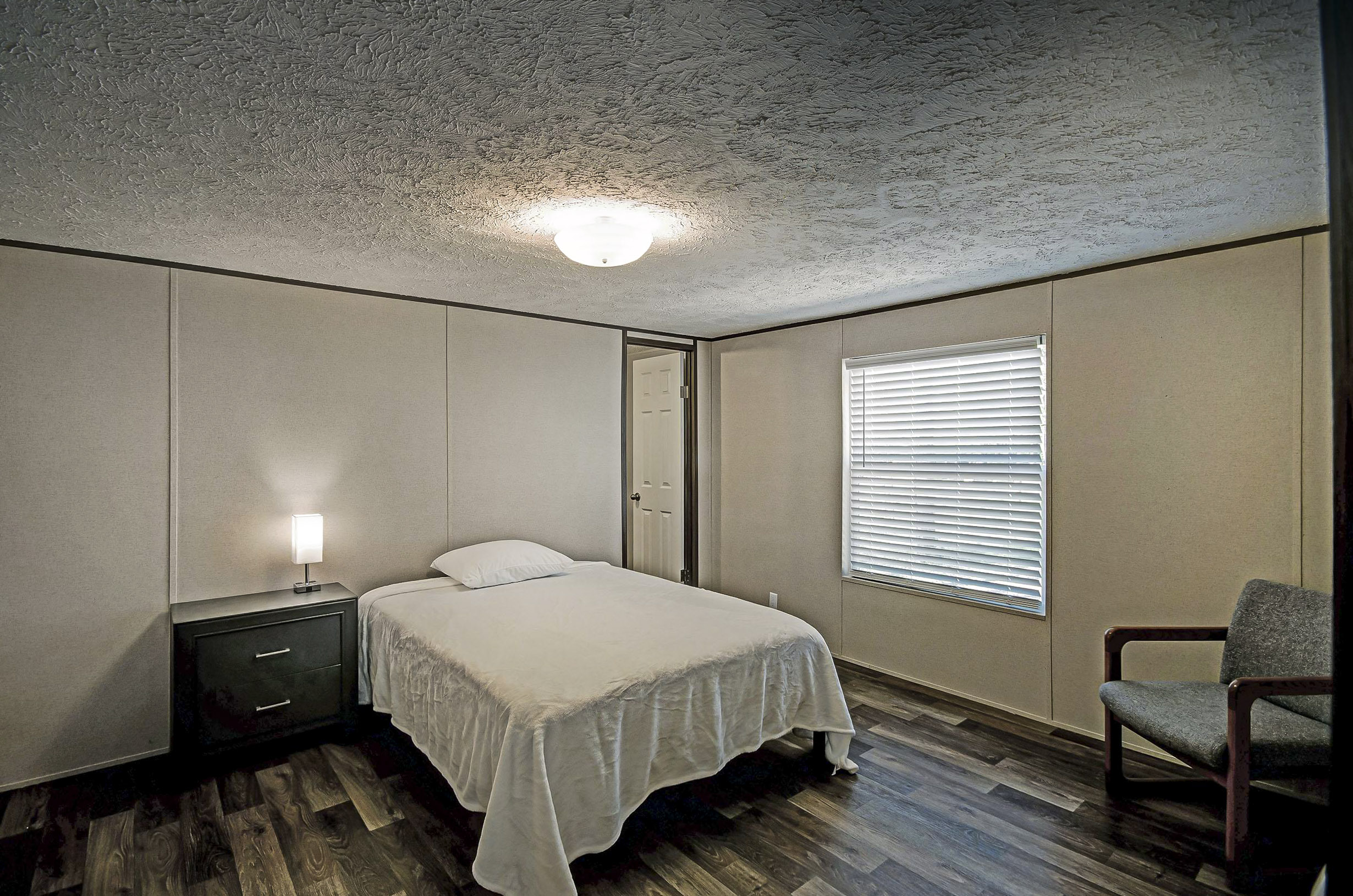 Room for Rent - Florence House with Work Space Area. Spacious & Comfortable!