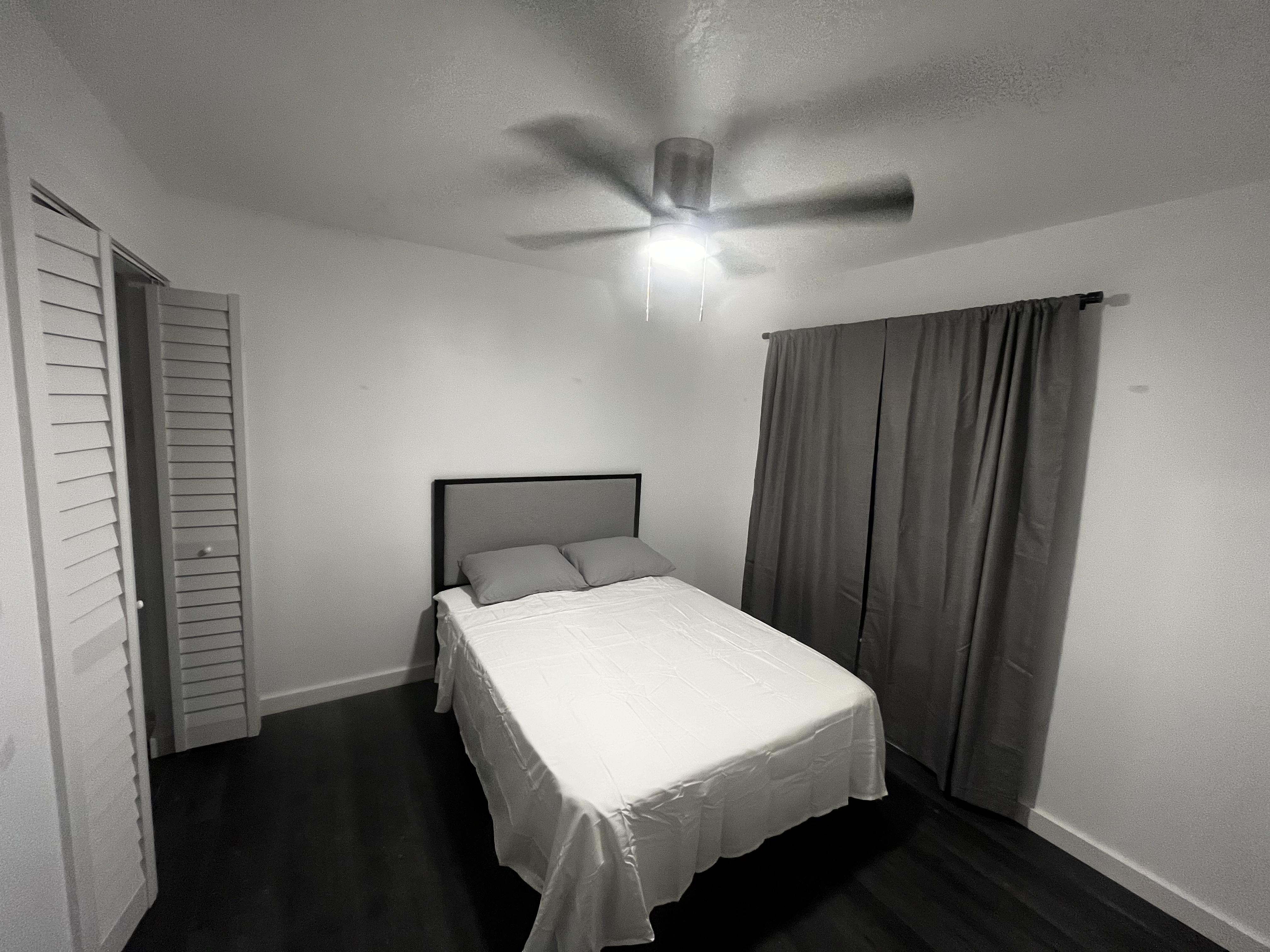 Room for Rent - Spacious & modern Longwood House with patio