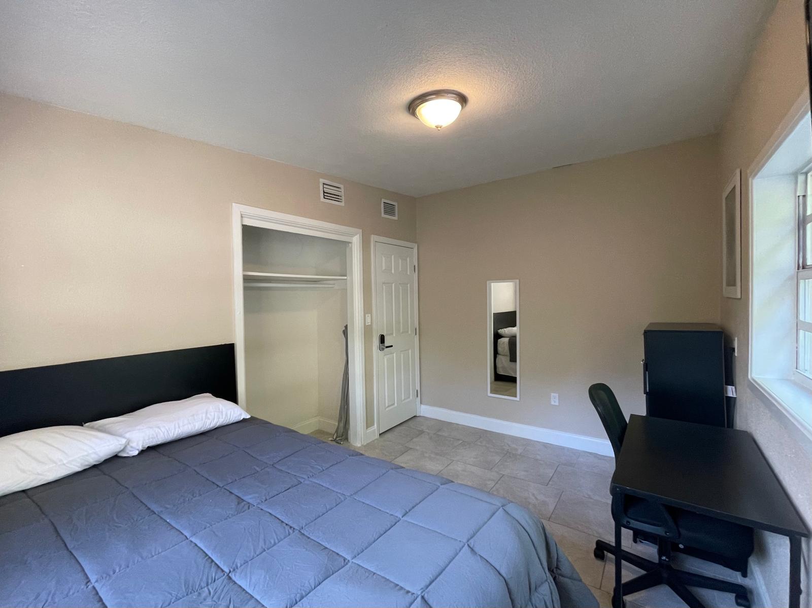 Room for Rent - Smart TV & Mini Fridge in every room! Convenient location and close to transportation in the heart of Ocoee