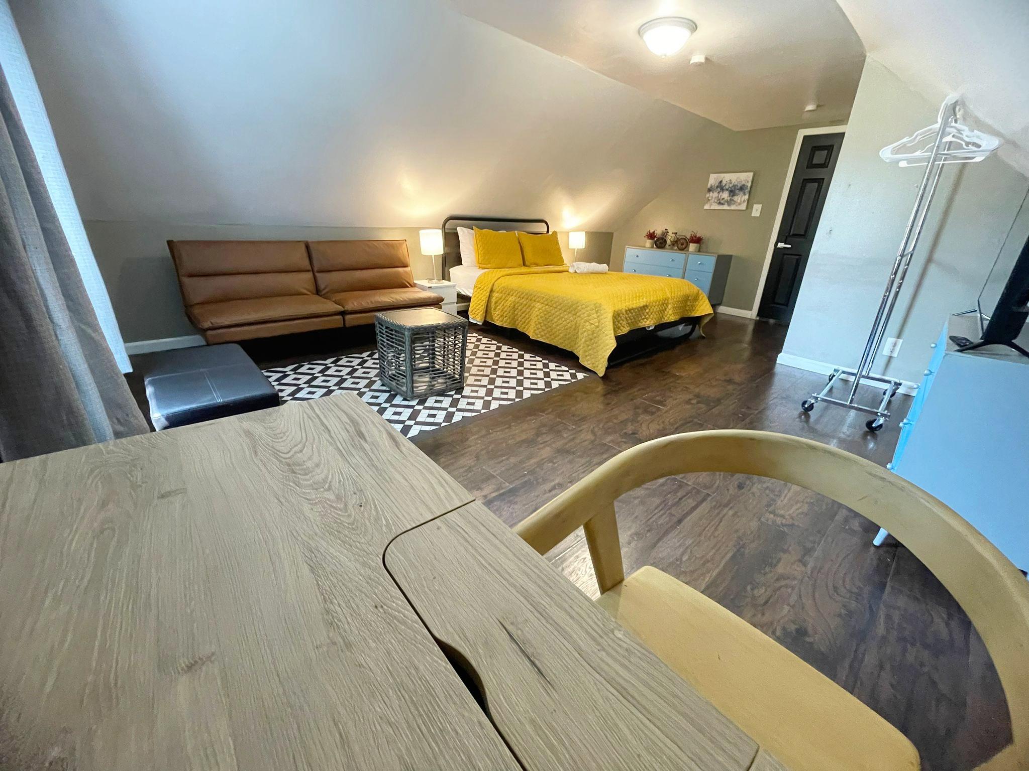 Room for Rent - Cleveland House with Dining area. Comfortable & cozy