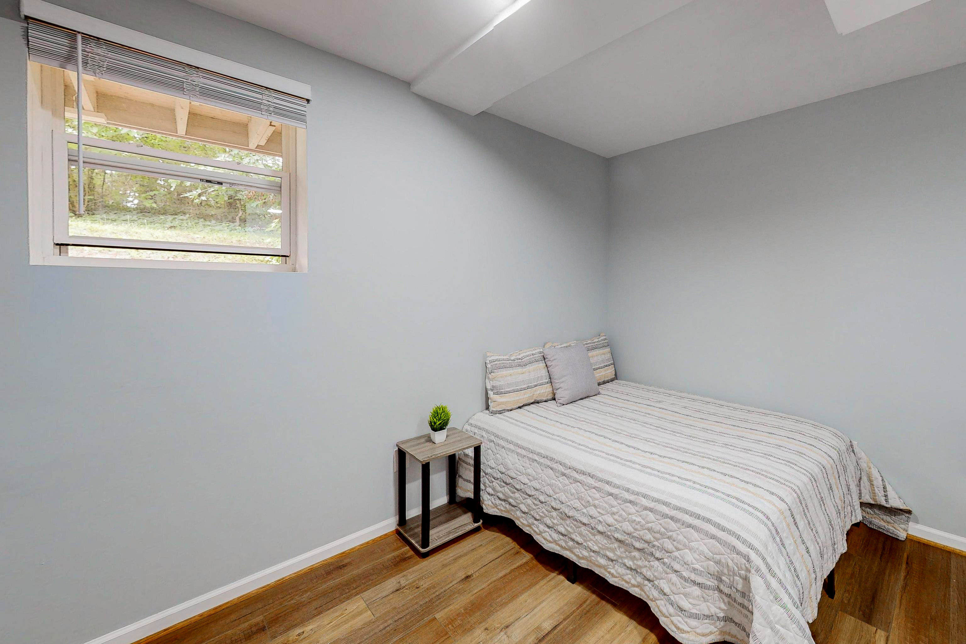 Room for Rent - BRAND NEW Newly renovated in Forest Park! Beautiful Large Bedrooms! Ceiling Fans! Private Suites! Don't Miss Out!