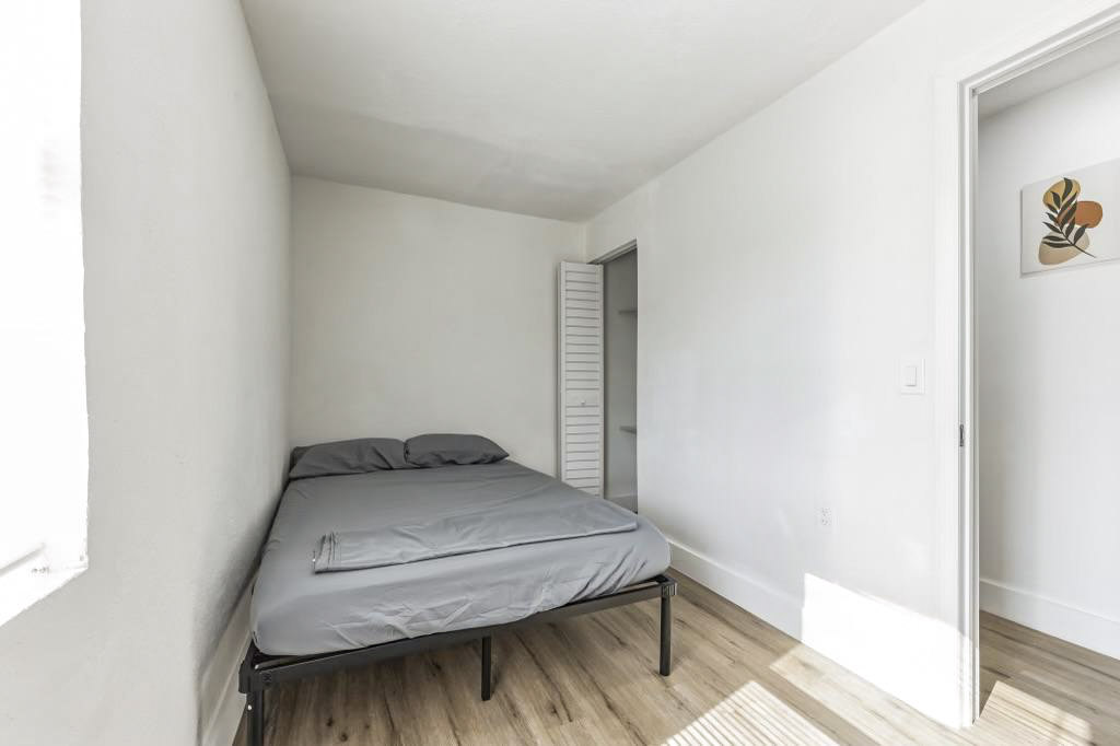 Room for Rent - Close to Public Transport Close to grocery stores Smart TVs Renovated
