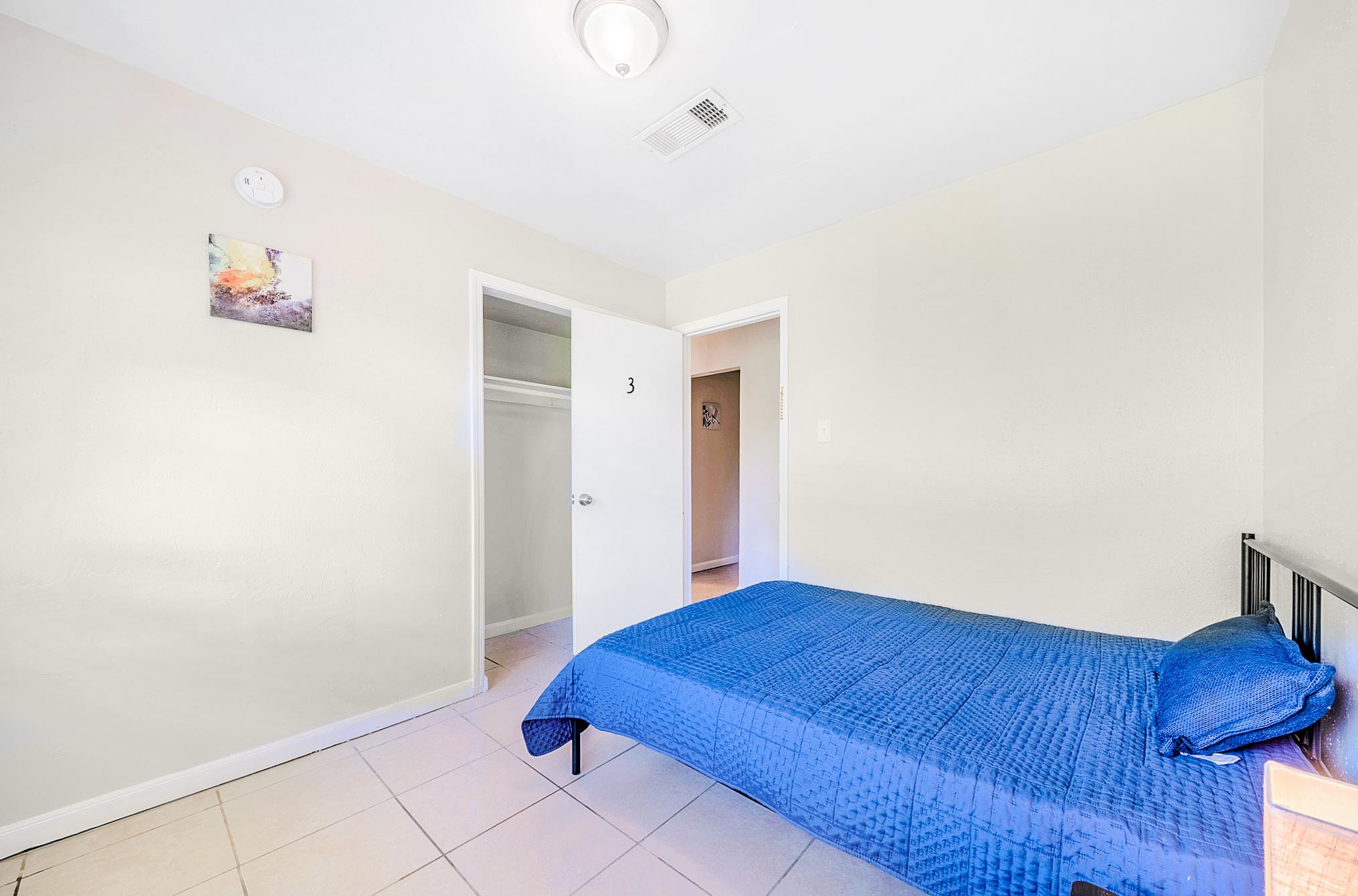 Room for Rent - SuperHost, Quick Walk to Transit, Updated Houston Home Near Space Center & Museum District!