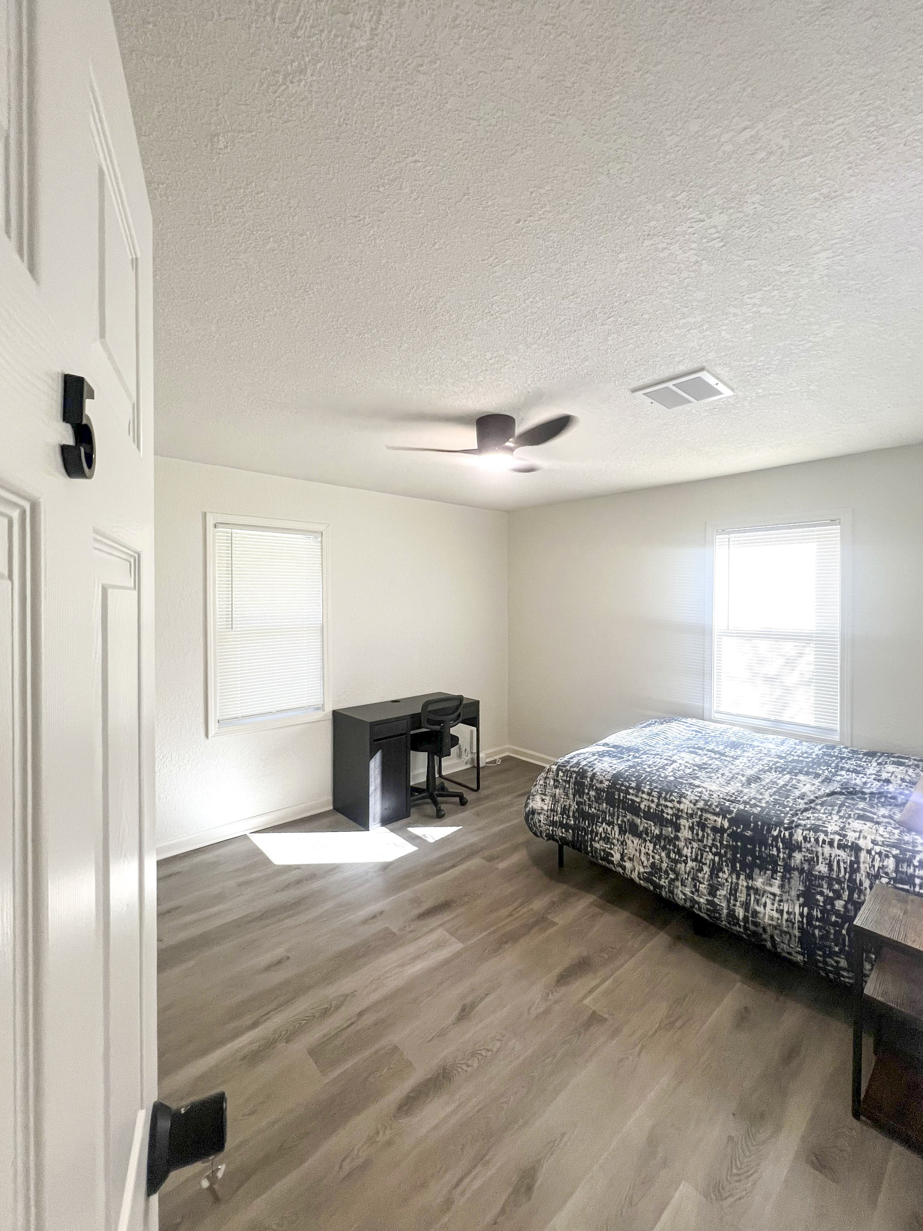 Room for Rent - Newly renovated Kansas City House with modern finishes. Comfortable and affordable living!