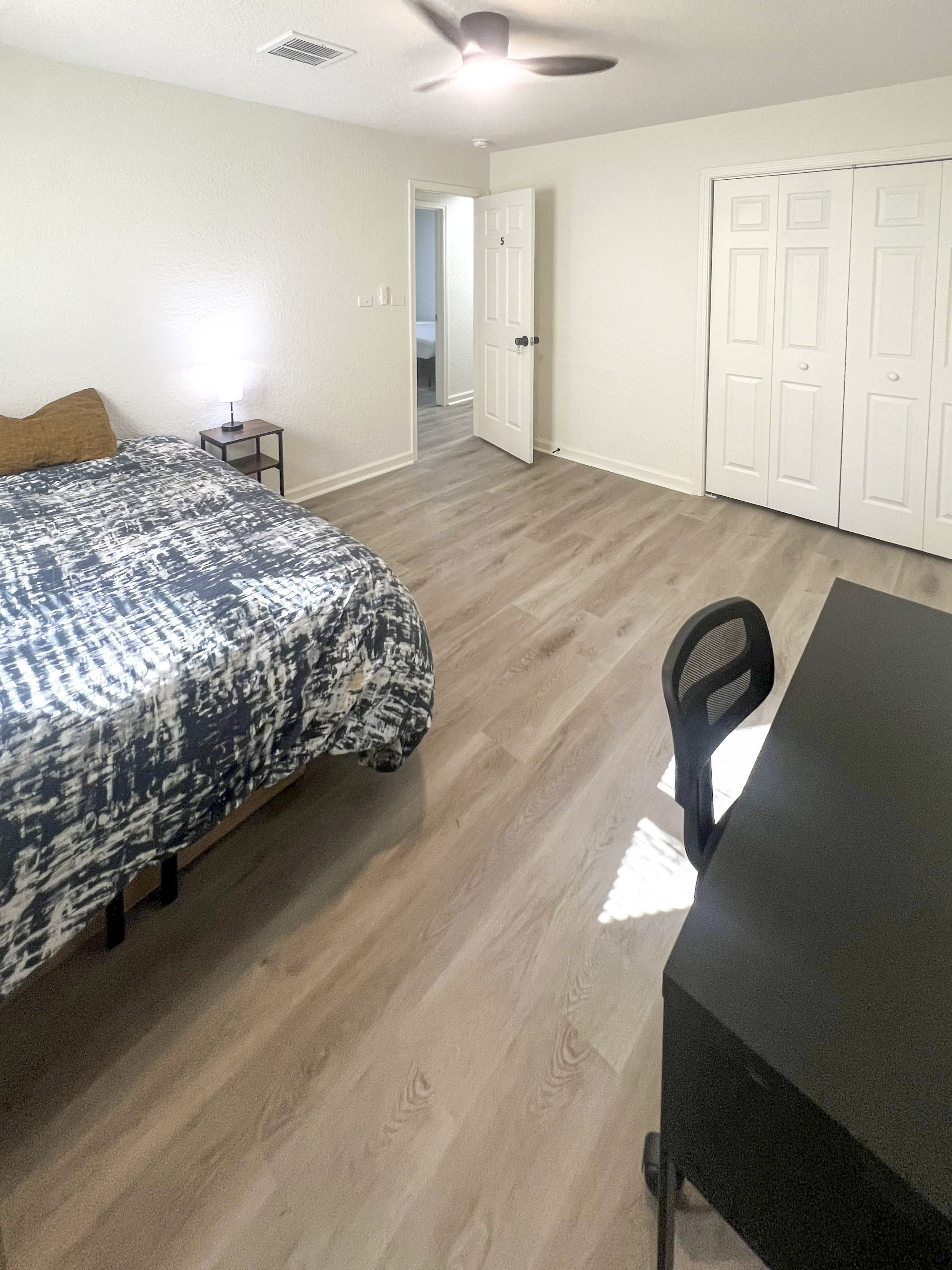 Room for Rent - Newly renovated Kansas City House with modern finishes. Comfortable and affordable living!