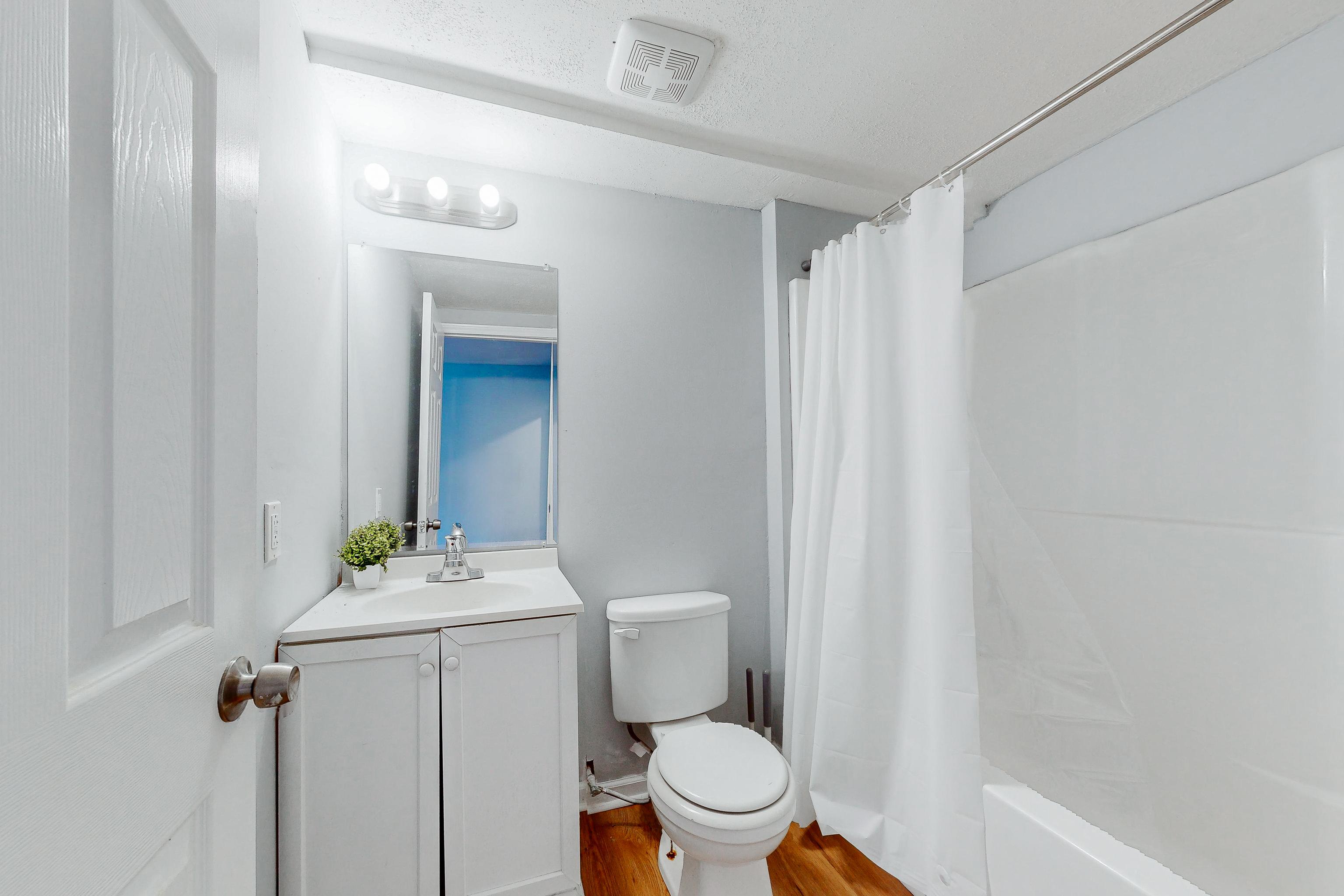 Room for Rent - Modern & Comfortable Marietta Home | Furnished, Secure, and Spacious | No Move-In Fee , Free Wi-Fi , Monthly Cleanings , Bus Stop 1.2 Mile Away , and Grocery Store 0.4 Miles Away