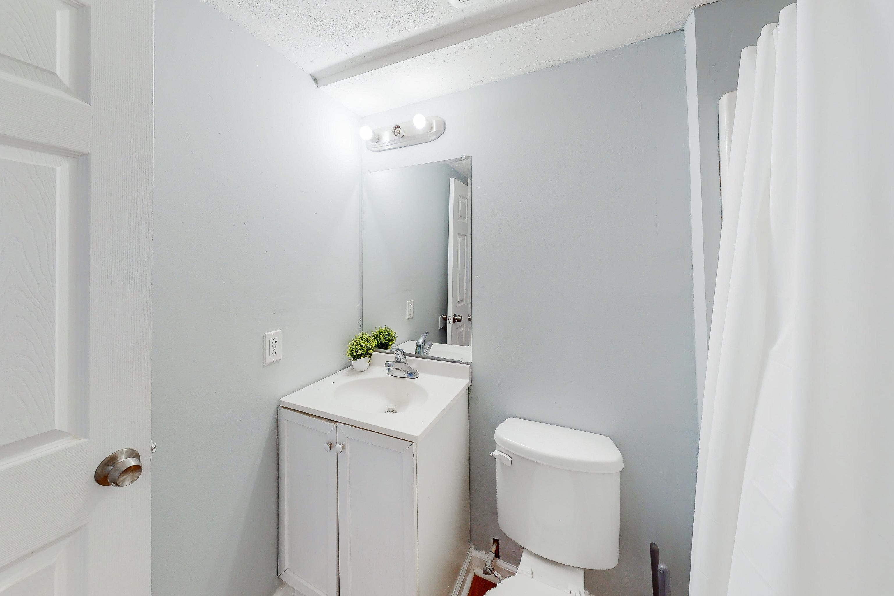 Room for Rent - Modern & Comfortable Marietta Home | Furnished, Secure, and Spacious | No Move-In Fee , Free Wi-Fi , Monthly Cleanings , Bus Stop 1.2 Mile Away , and Grocery Store 0.4 Miles Away