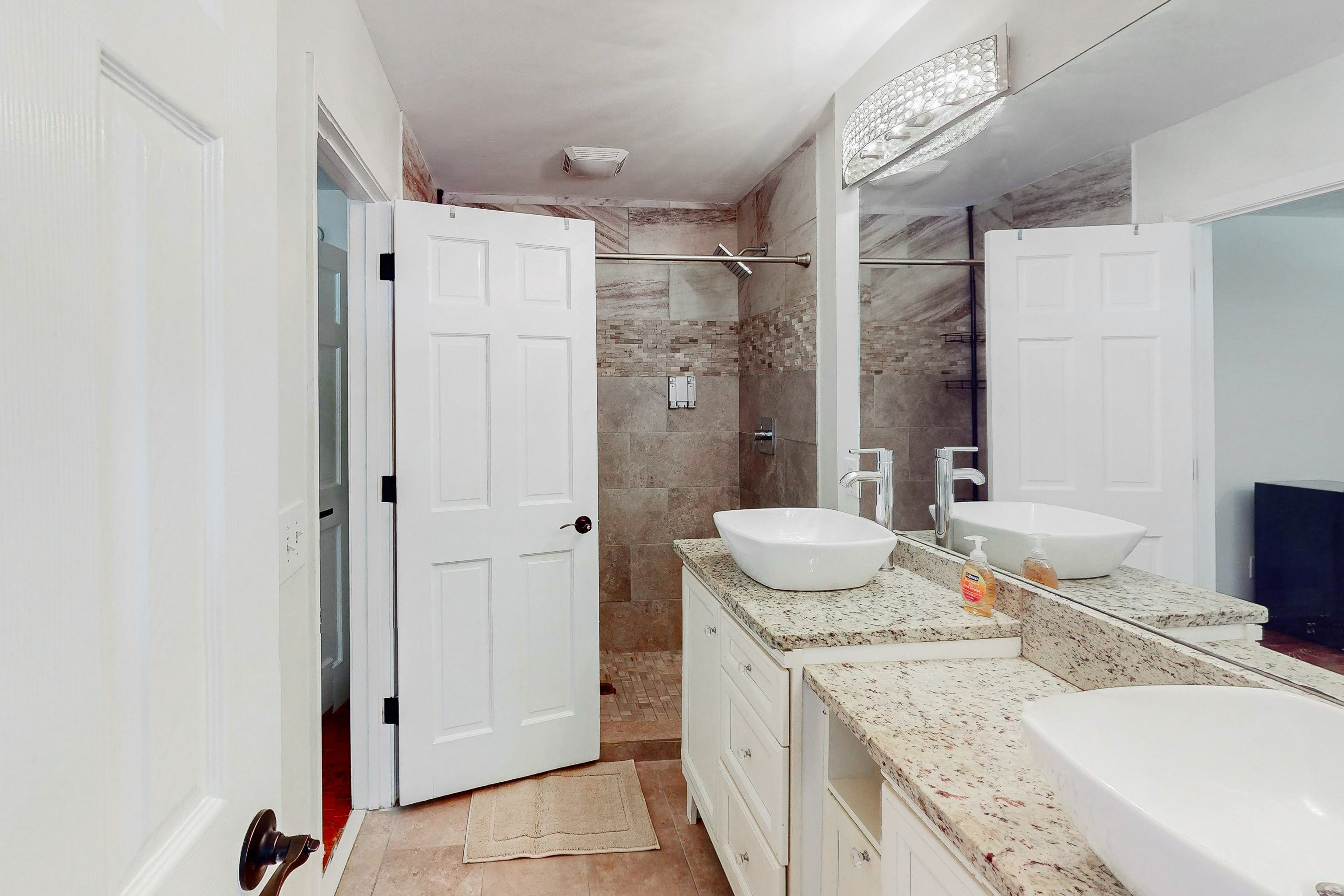 Room for Rent - Spacious and High Quality Lakefront Living 
 at Carrollton