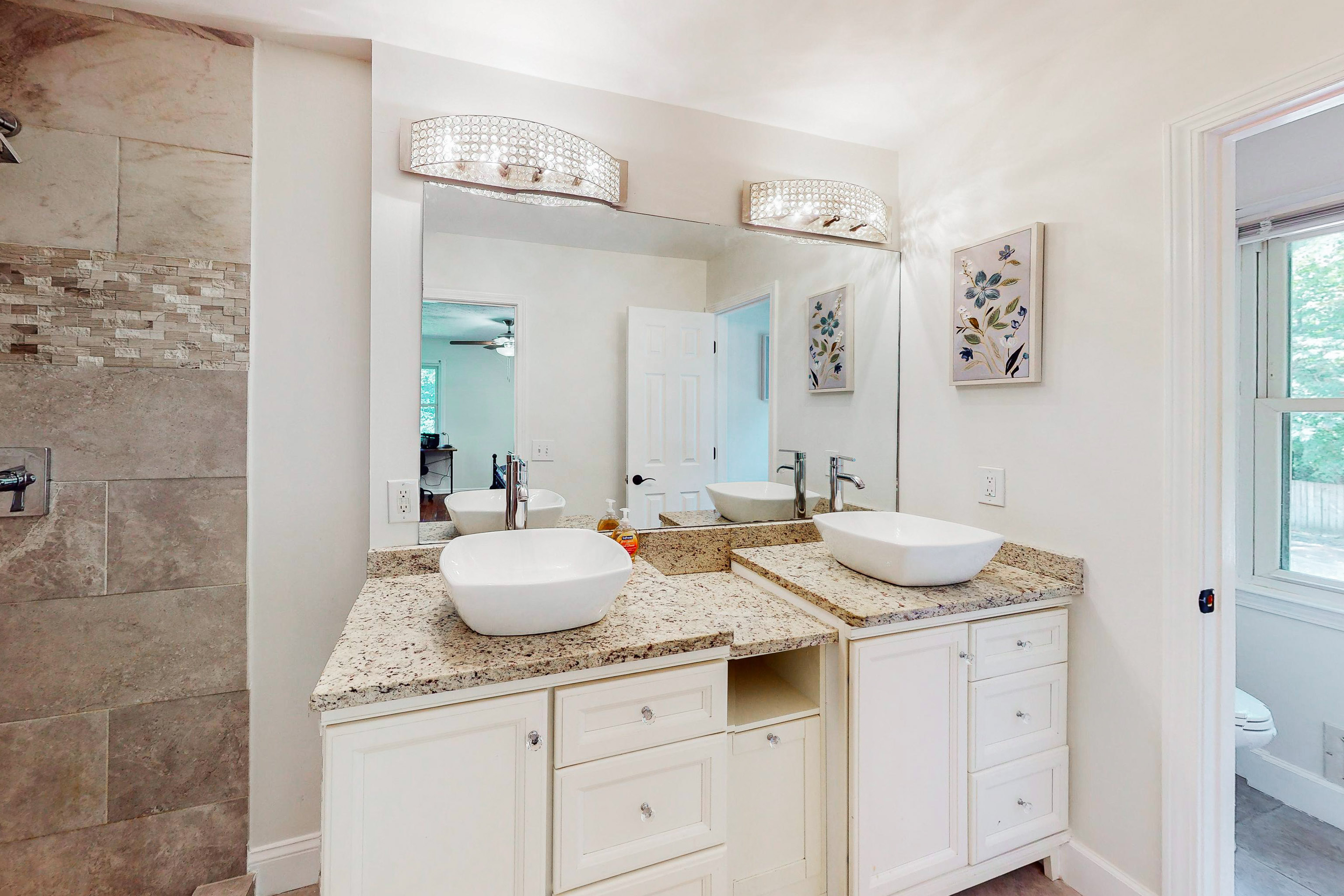 Room for Rent - Spacious and High Quality Lakefront Living 
 at Carrollton