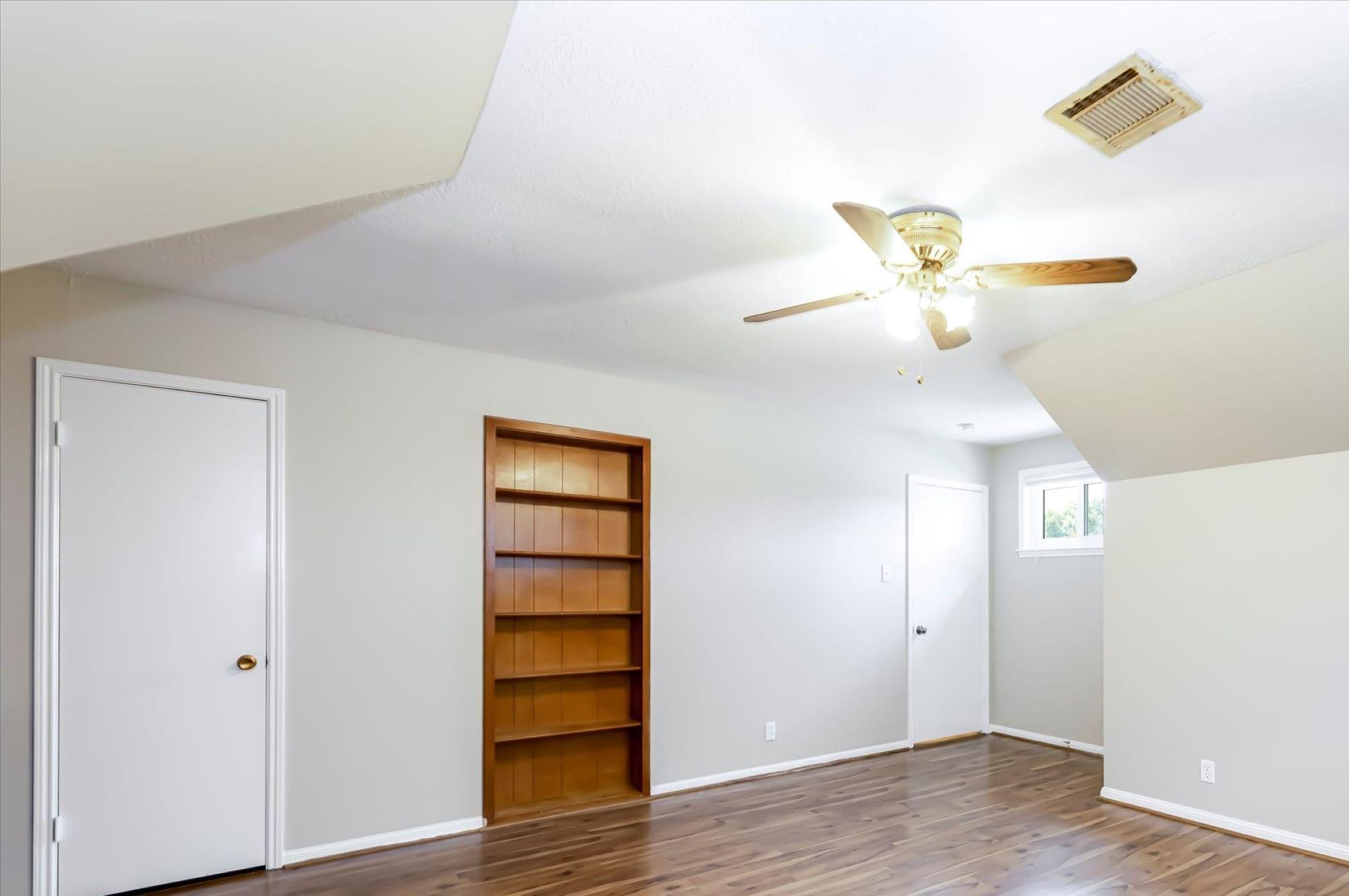 Room for Rent - Super Location – Hobby Airport & Convenient Highway/Grocery Store Access!