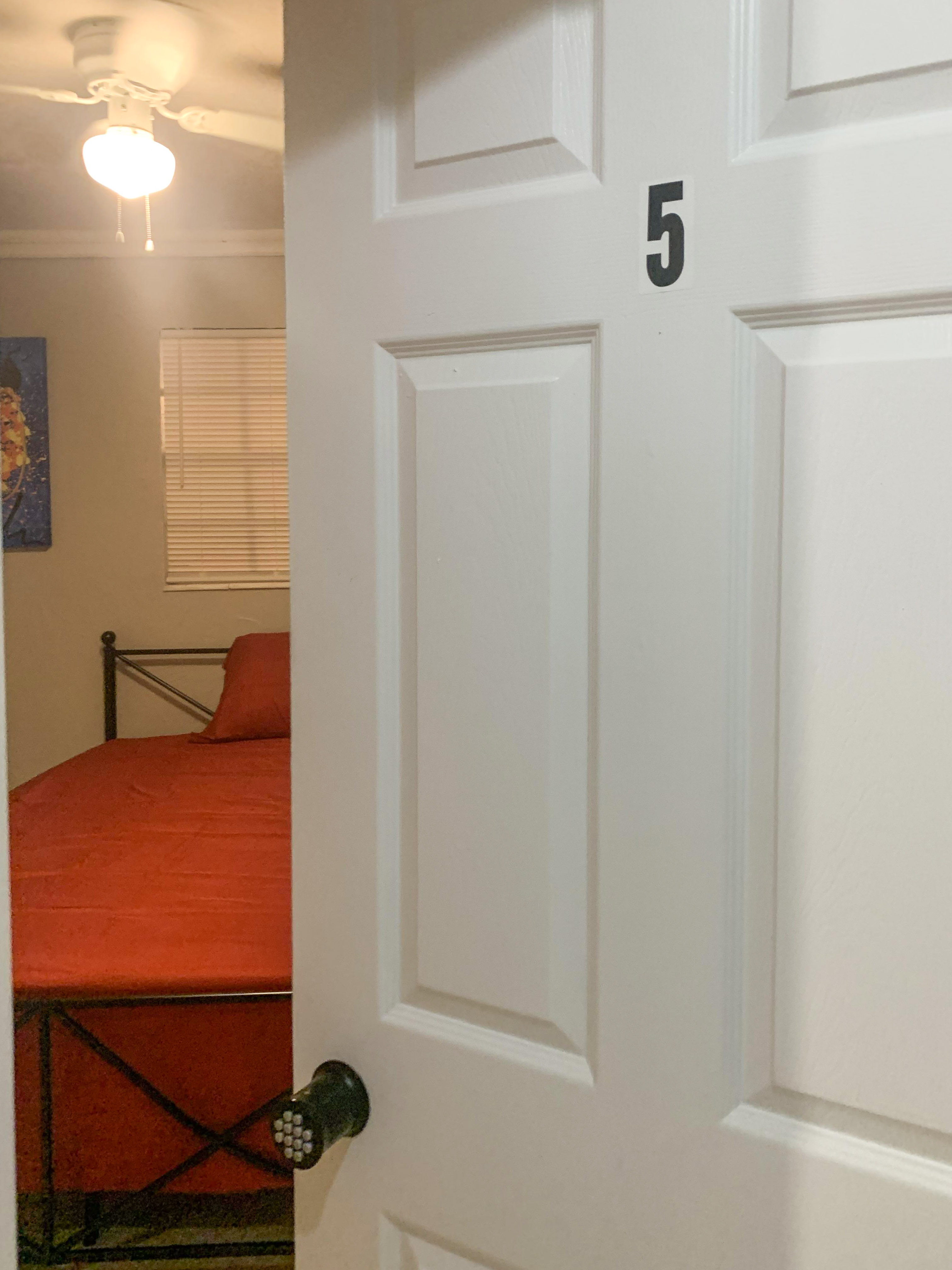 Room for Rent - Large Oakland Park House with Dining area. Spacious & cozy