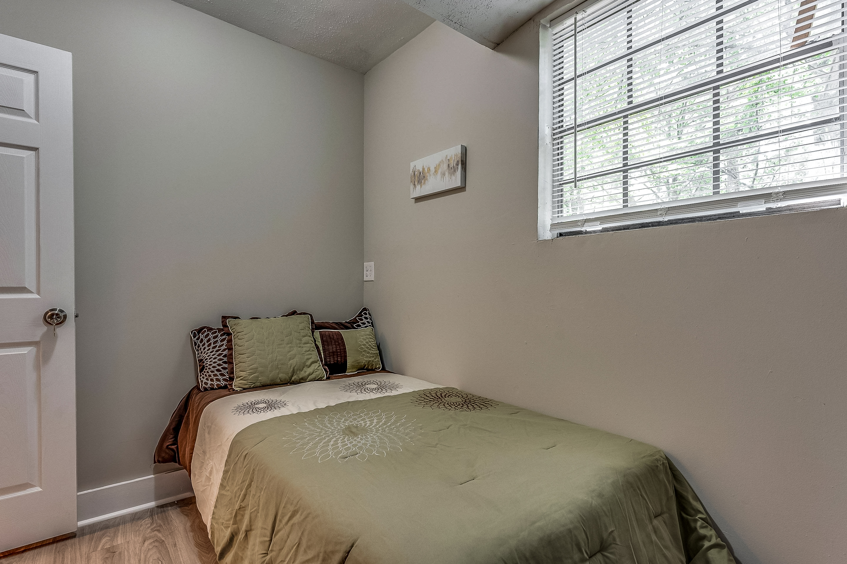 Room for Rent - Live Large in This Stunning Split-Level Home! Conveniently Located Near Tara Blvd and Major Transit Routes!