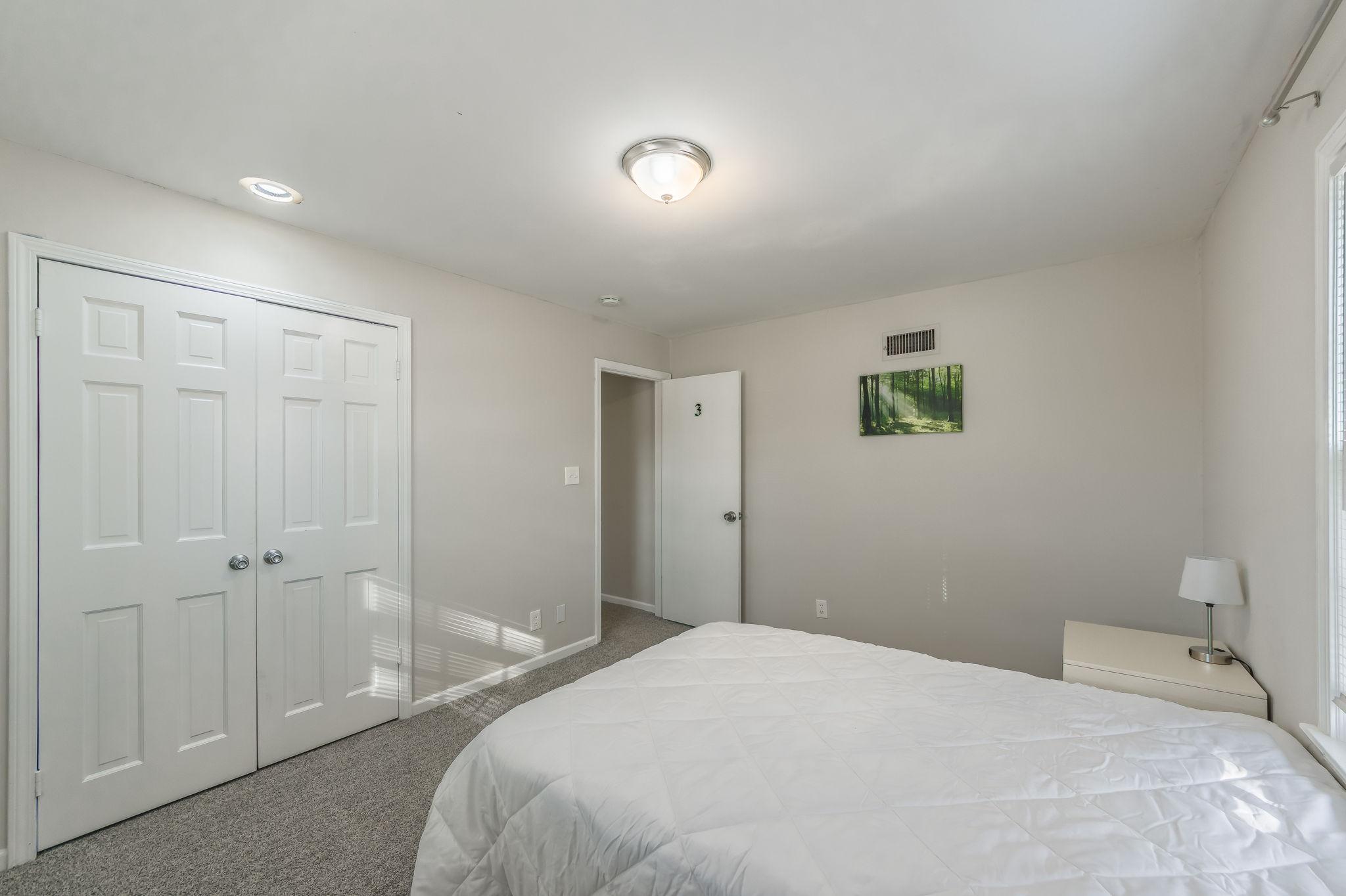 Room for Rent - Spacious & Modern Kansas City Living Near Major Employers,  Shopping &  470 Hwy & Blue Ridge