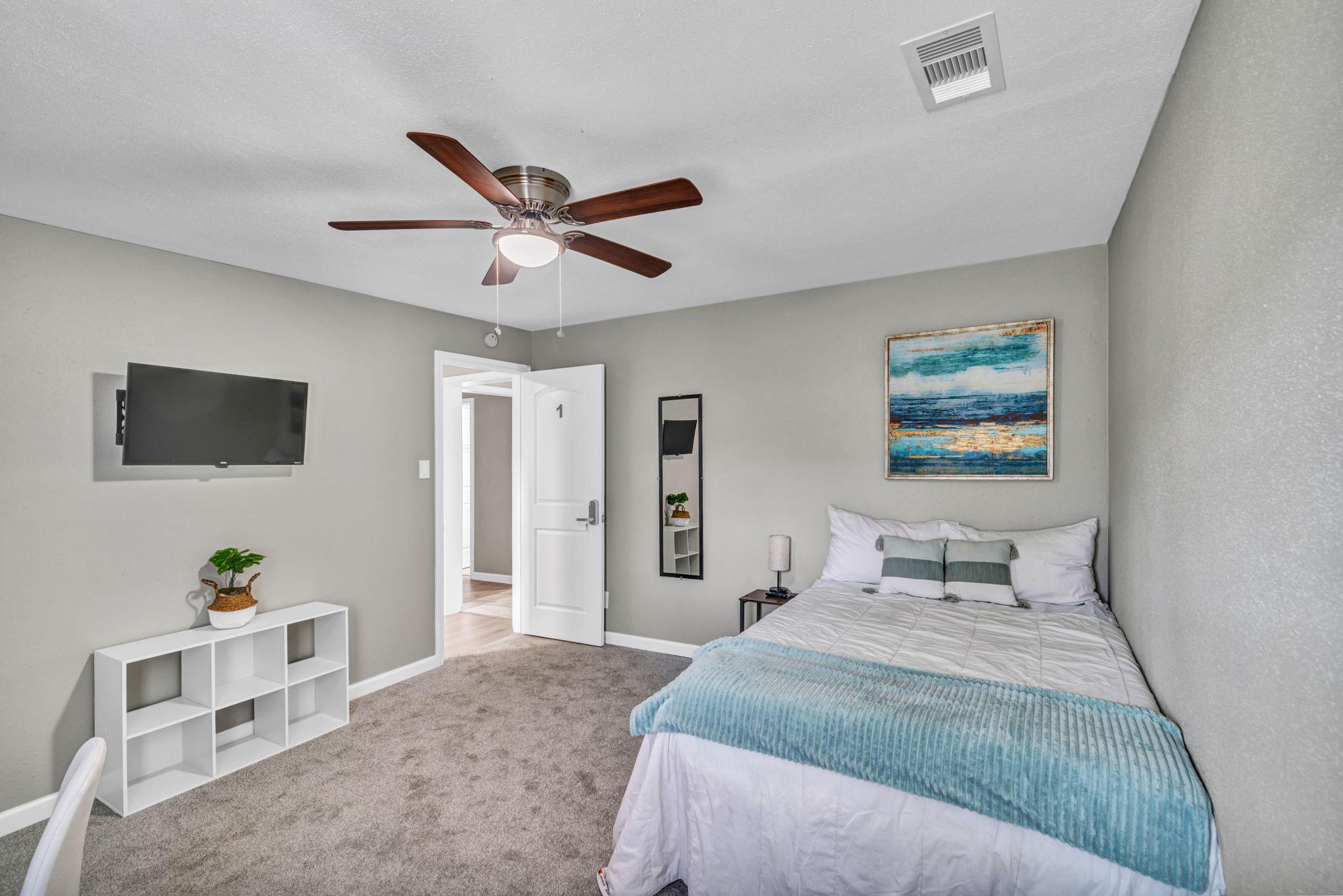 Room for Rent - Renovated Texas City Room | Full-Size Bed, Smart TV, Workspace, Laundry & Parking