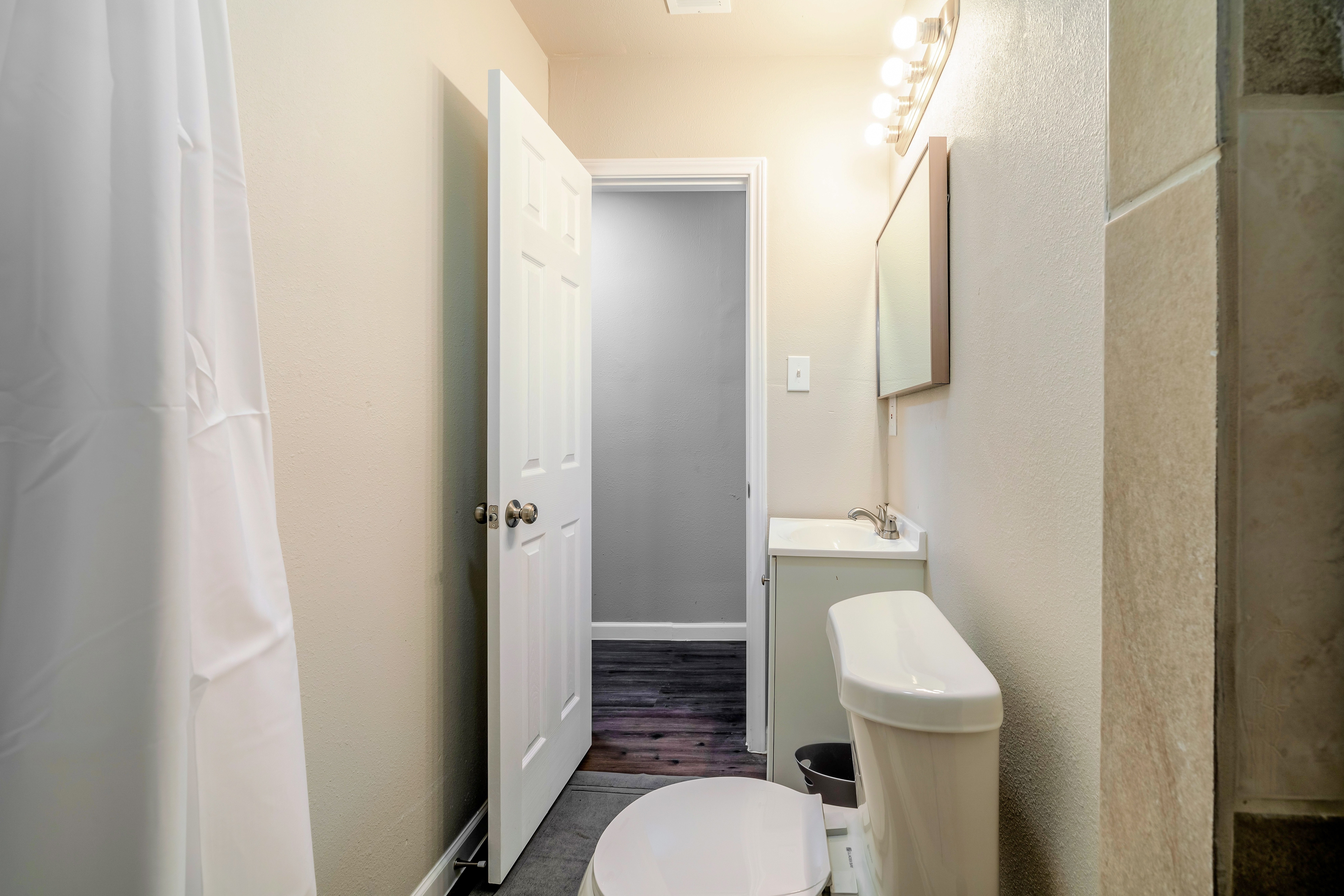 Room for Rent - Bright & Comfortable Houston Home | Fully Furnished, Secure, and Convenient | Free Wi-Fi , Monthly Cleanings , and Near Bus Stops