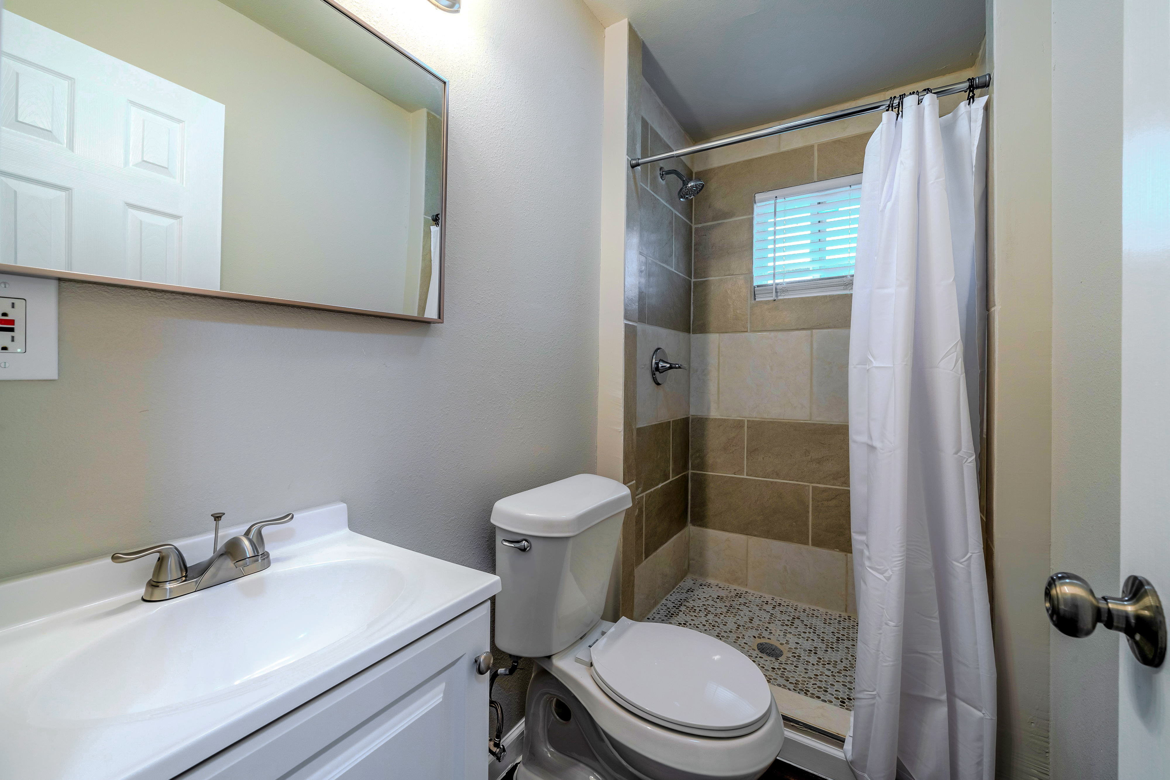 Room for Rent - Bright & Comfortable Houston Home | Fully Furnished, Secure, and Convenient | Free Wi-Fi , Monthly Cleanings , and Near Bus Stops