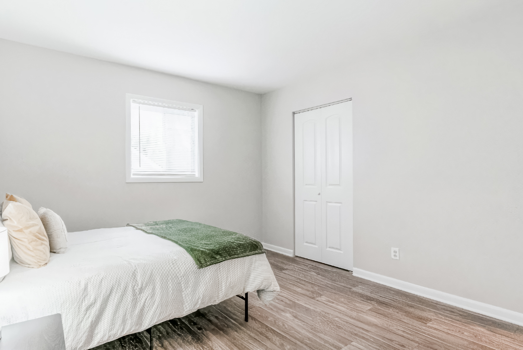 Room for Rent - Beautiful 2-Story Brick Home on large lot, 9-min walk to bus 183 & 83